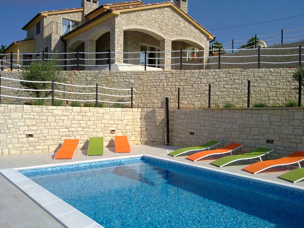 300 m² große Villa mit Pool und traumhafter Aussicht für 8 Personen
