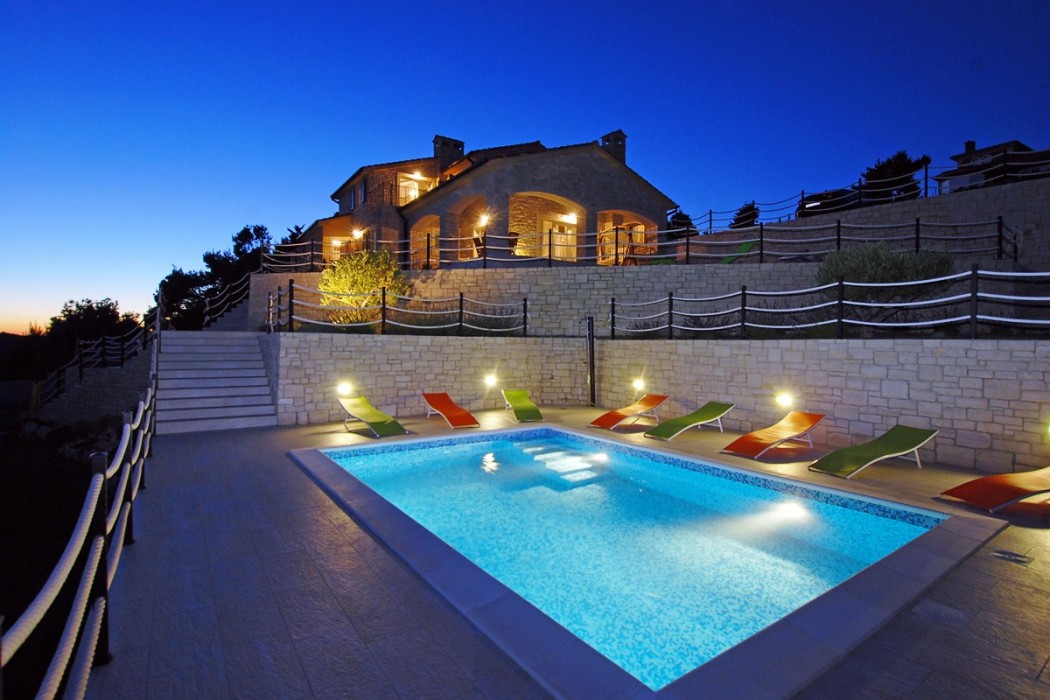 300 m² große Villa mit Pool und traumhafter Aussicht für 8 Personen