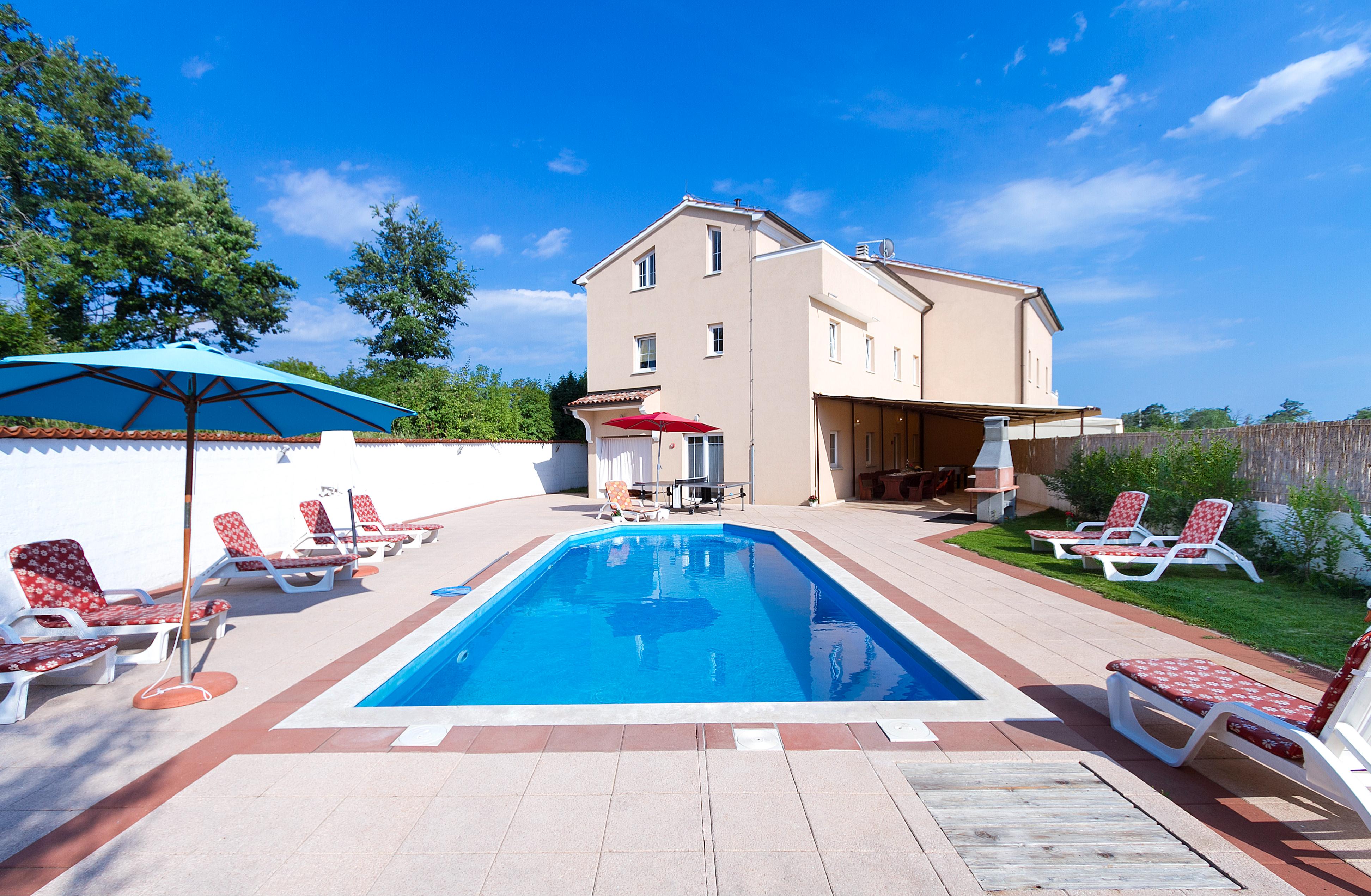 Wunderschönes Ferienhaus mit privatem Pool für 18 Personen