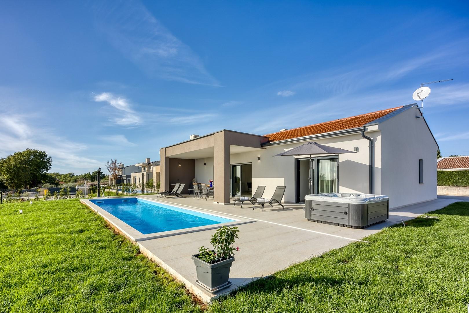 Villa mit Pool und Whirpool in Perini bei Sveti Lovreč