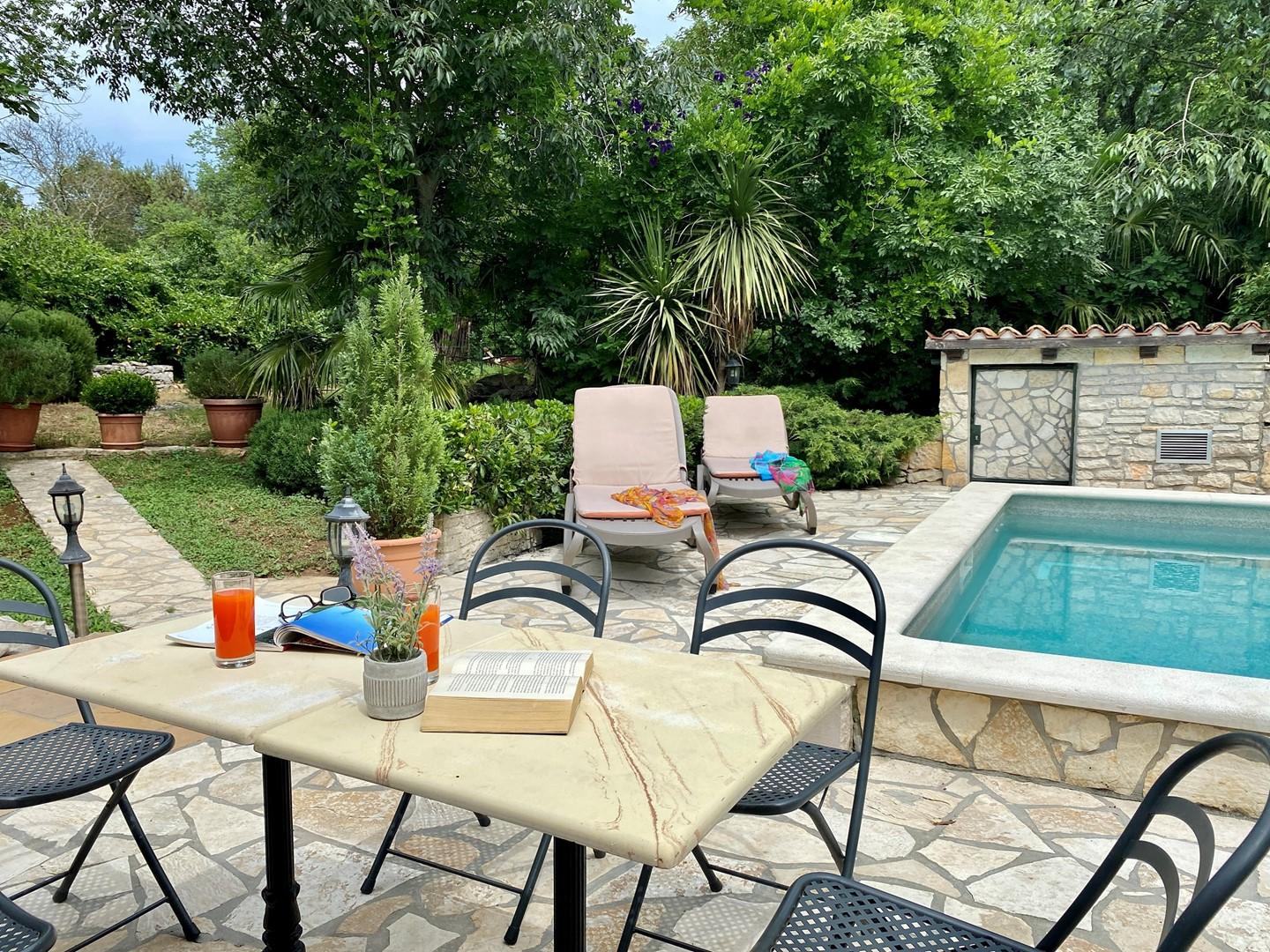 Authentisches Ferienhaus mit Pool in Vozilici bei Plomin Luka
