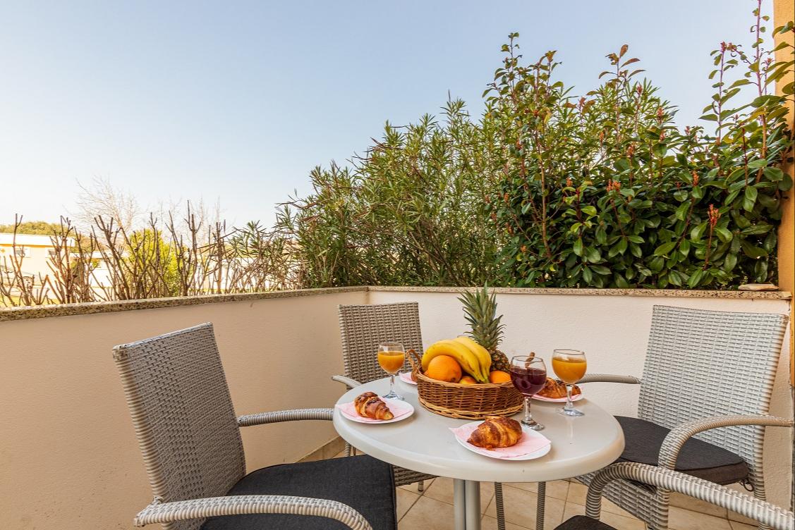 Schöne Fewo mit Gemeinschaftspool & Terrasse 