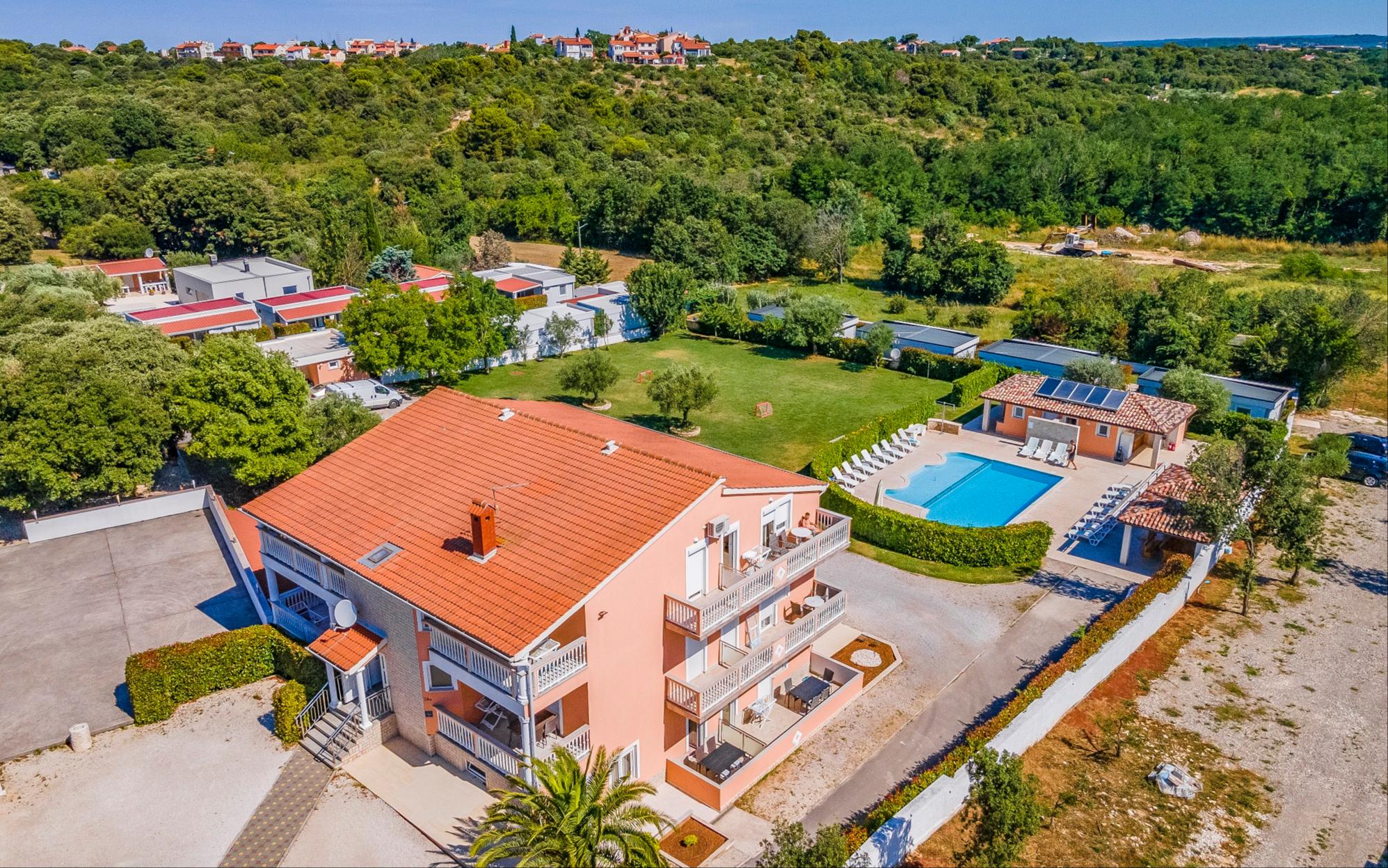 Ferienwohnung mit Balkon, Grill & Gemeinschaftspool