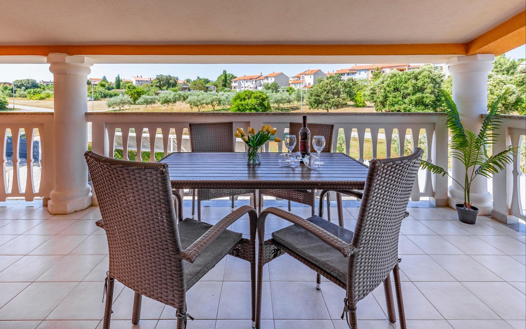 Ferienwohnung mit Gemeinschaftspool, Klima, Grill, Balkon & WLAN