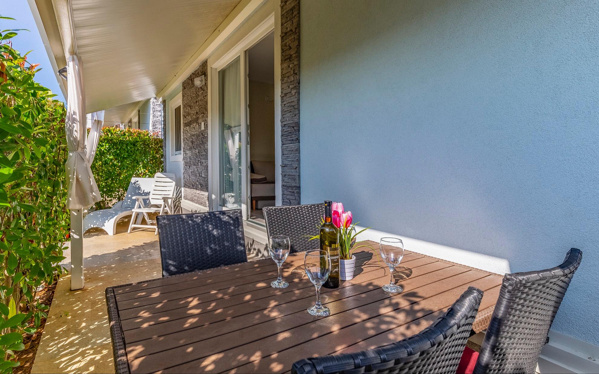 Schönes Mobilheim mit Gemeinschaftspool mit Terrasse & Grill
