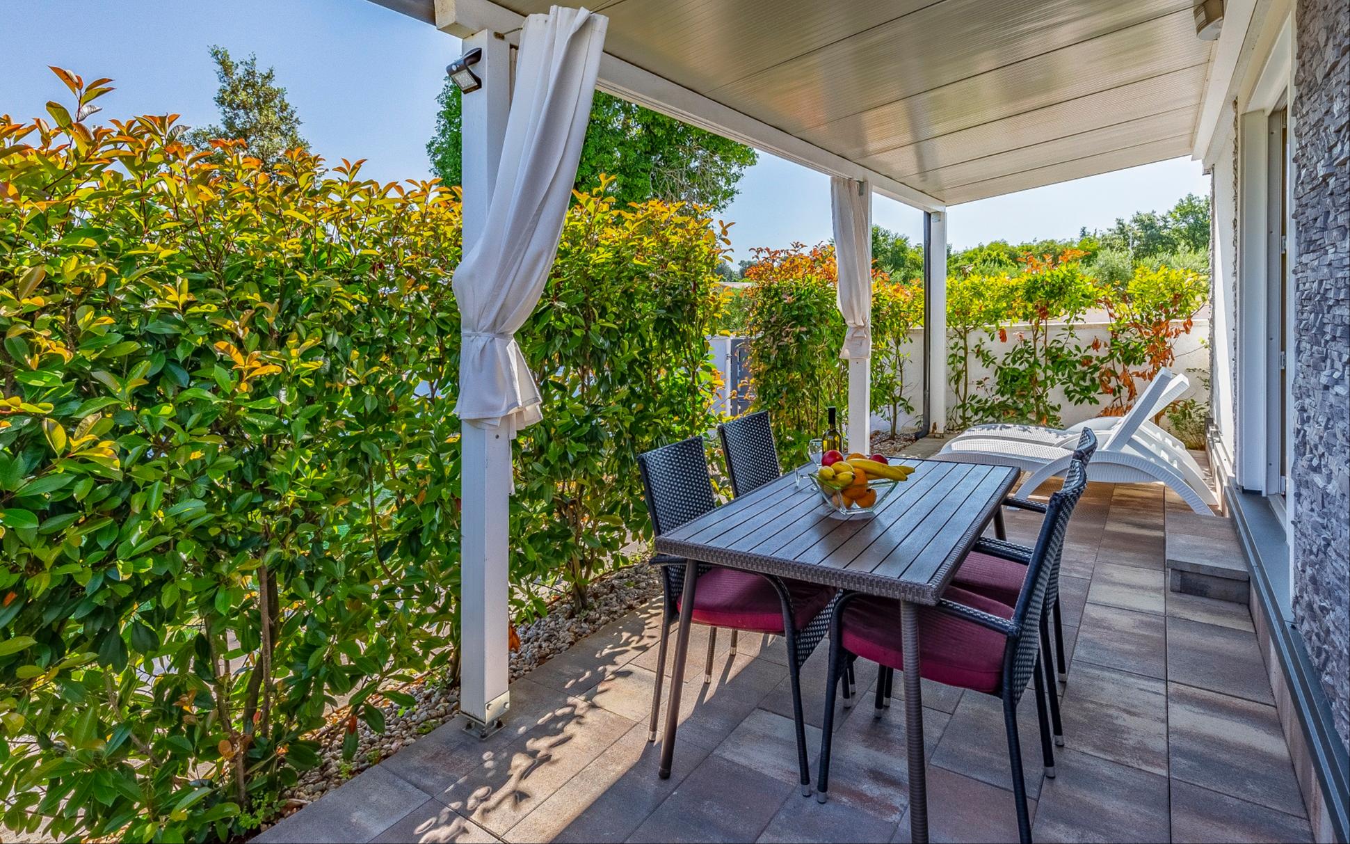 Schickes Ferienhaus mit Terrasse & Grill