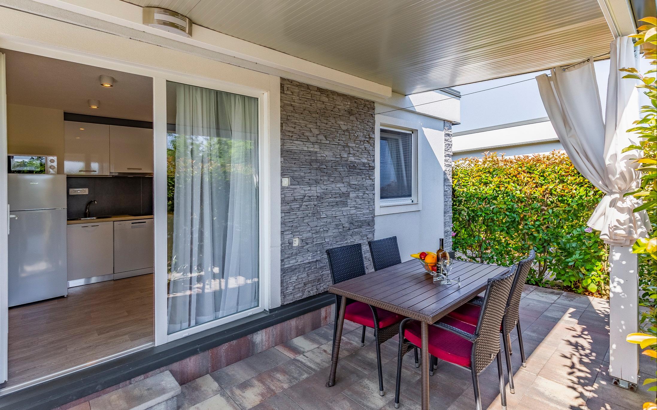 Schickes Ferienhaus mit Terrasse & Grill