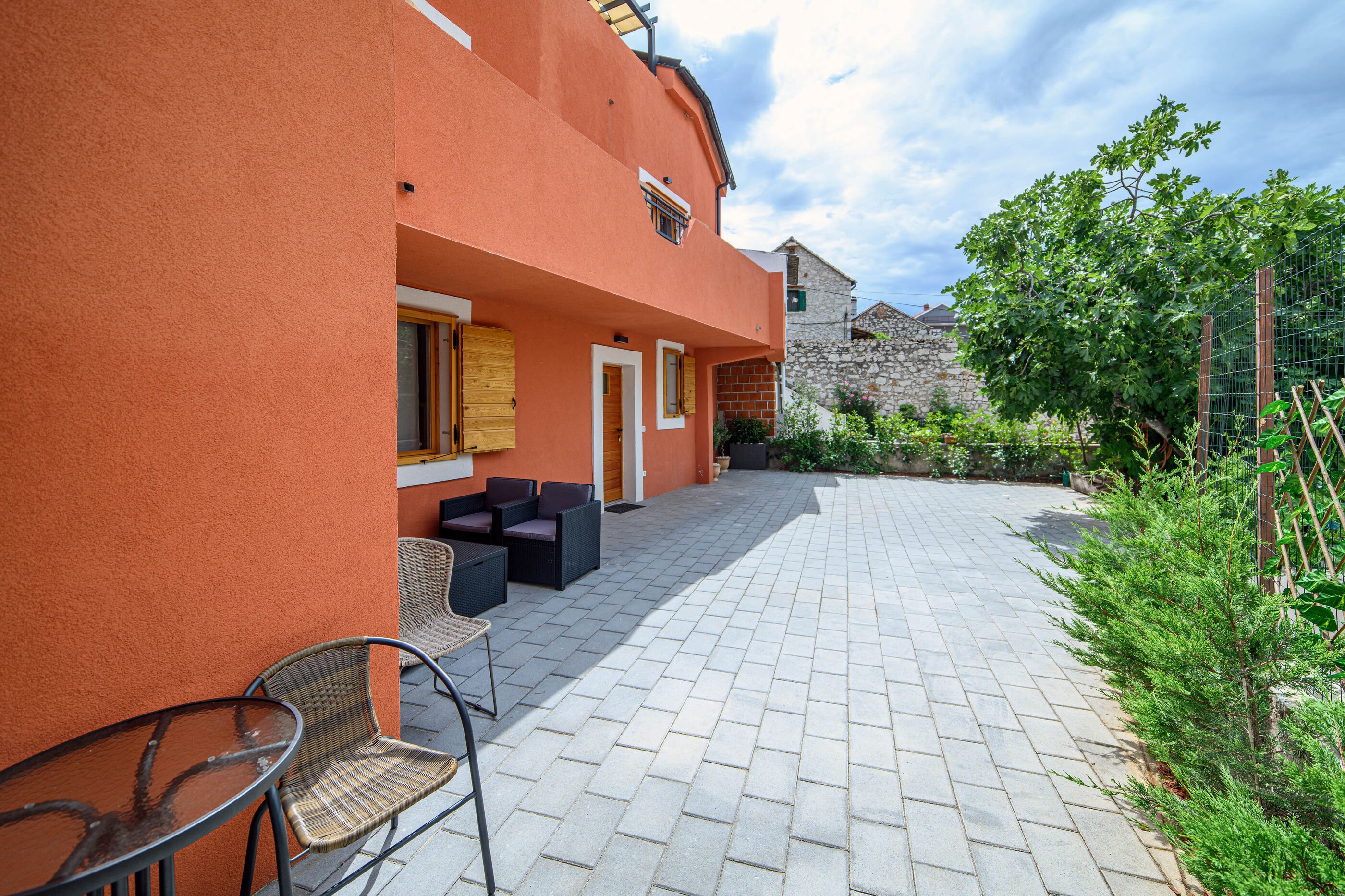 Moderne Wohnung, nahe dem Zentrum von Šibenik, Parkplatz