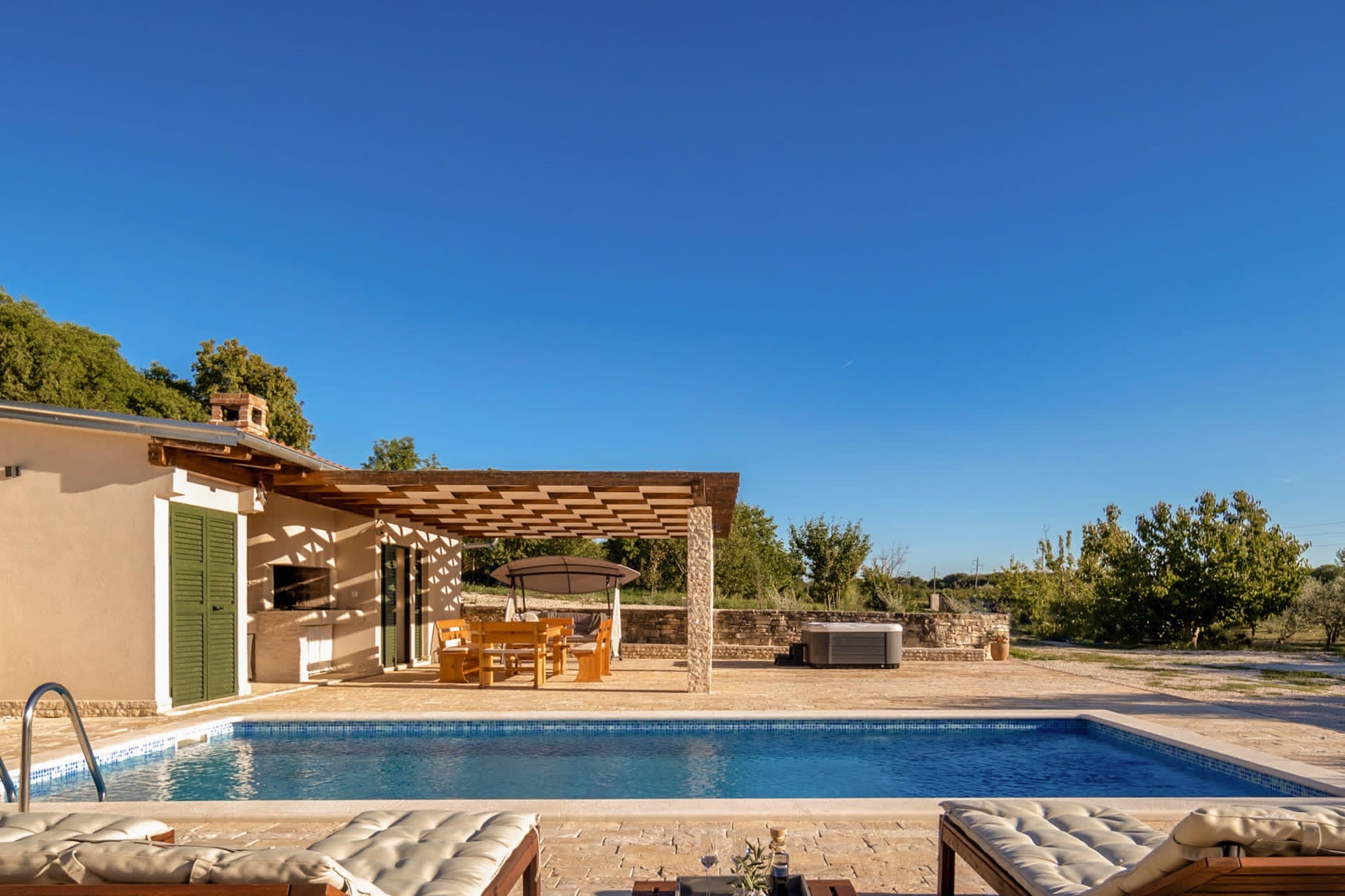 Idyllisches Ferienhaus mit Pool in Smilcic bei Zadar