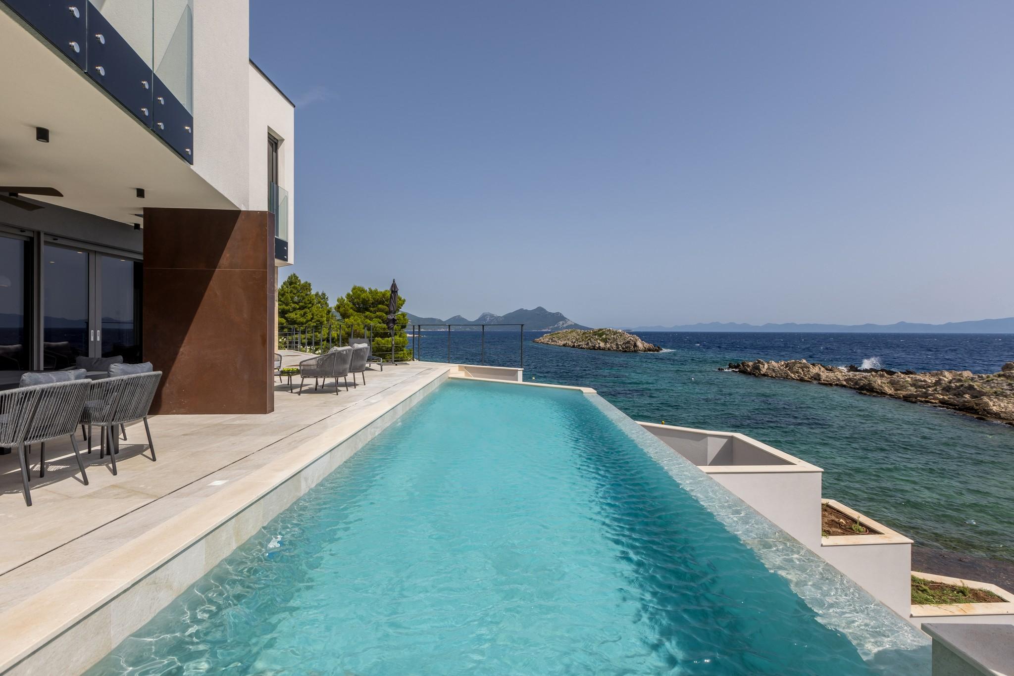 Villa am Meer mit Pool, Sauna & Fitness in Potomje