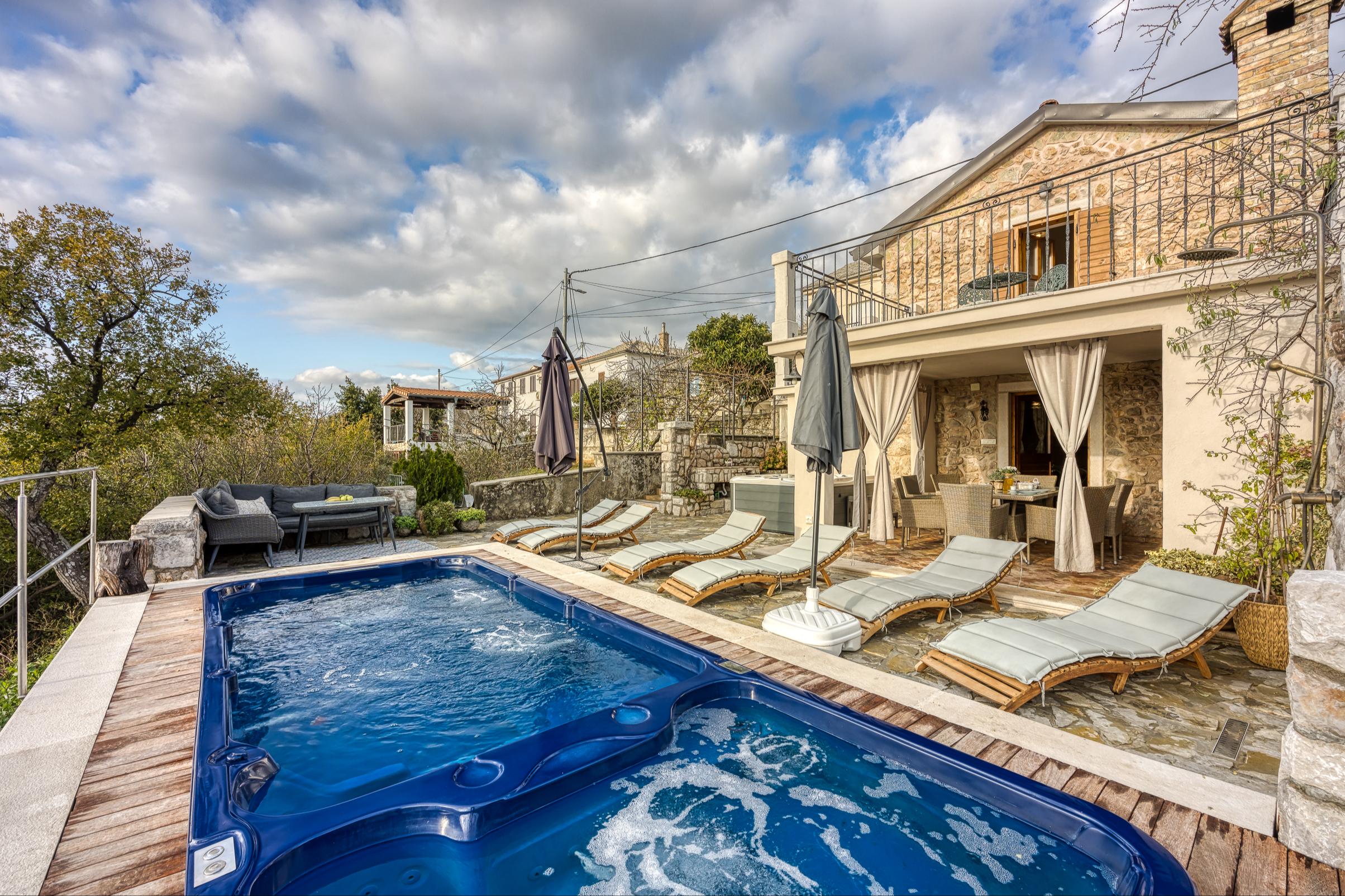 Villa mit Swimmingpool, Klima, Sat-Tv, WLAN
