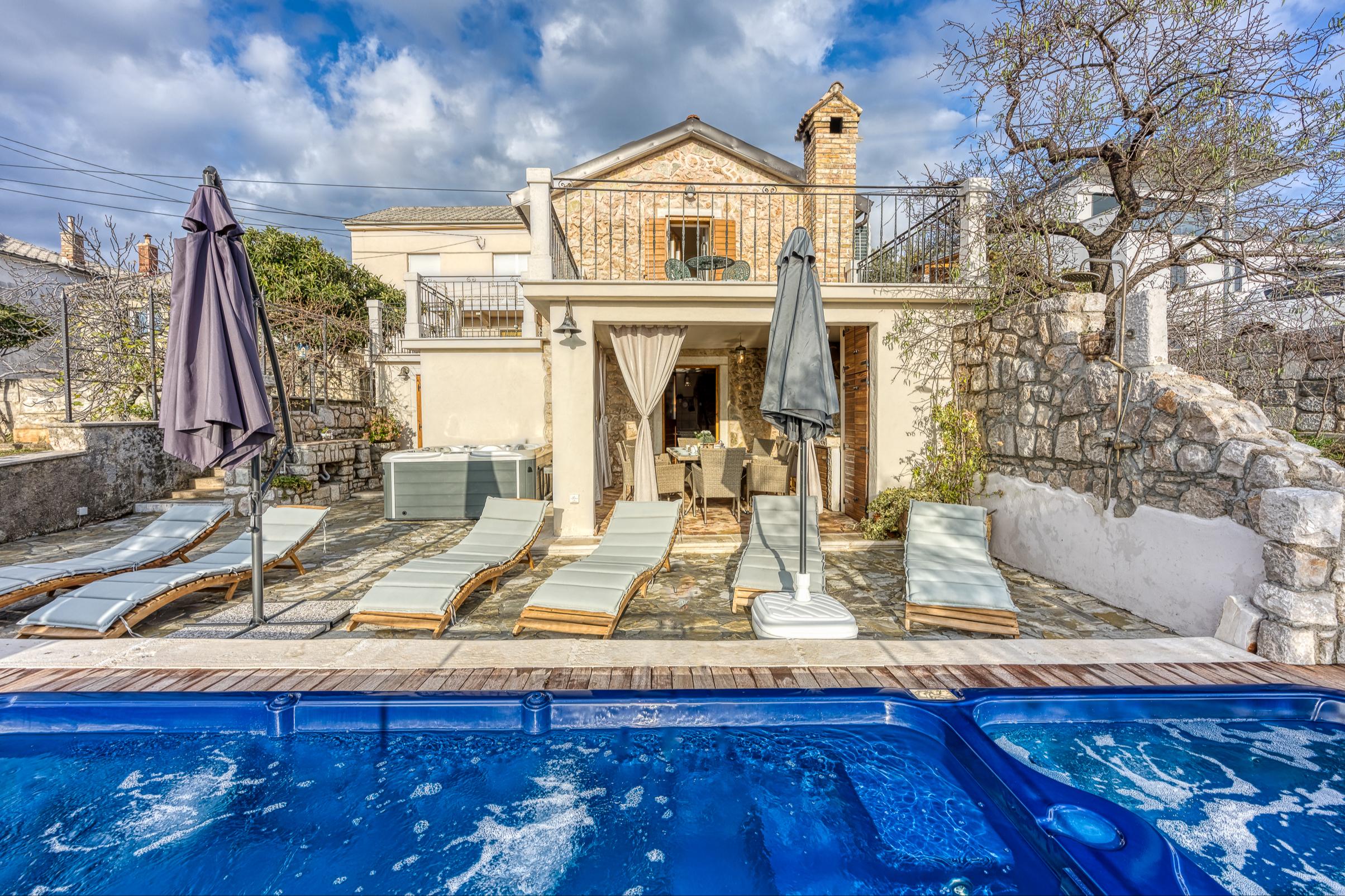 Villa mit Swimmingpool, Klima, Sat-Tv, WLAN