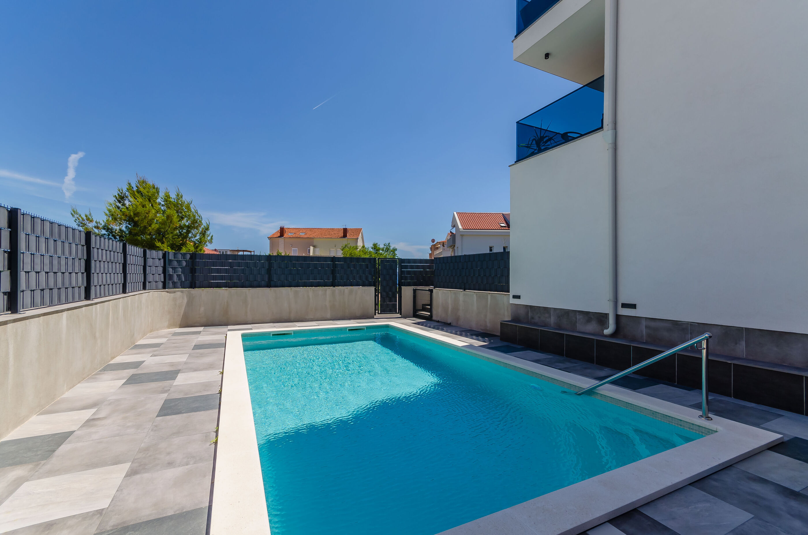  modernes Apartment mit Gemeinschaftspool und Meeresausblick 