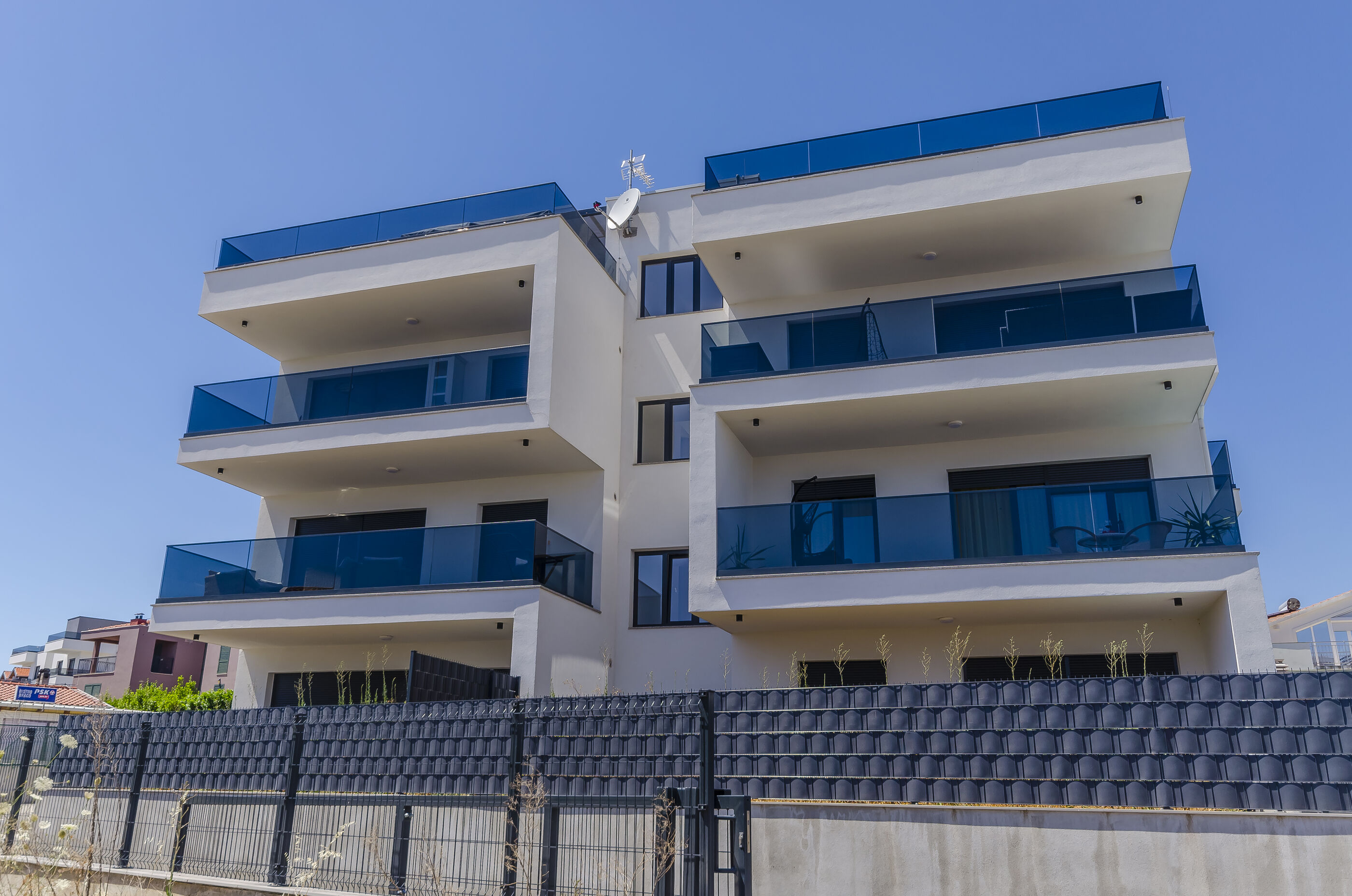  modernes Apartment mit Gemeinschaftspool und Meeresausblick 