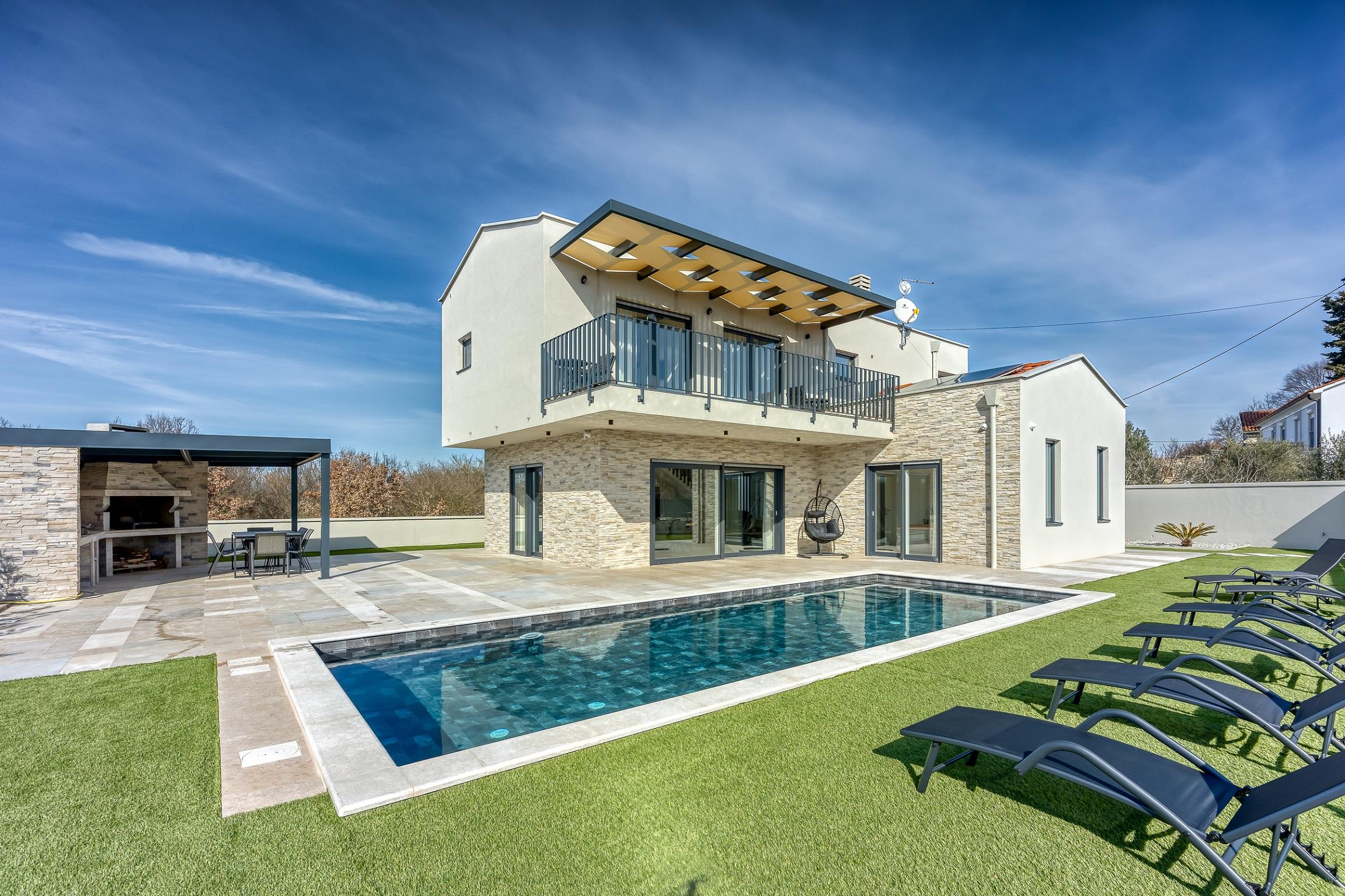 Neue moderne Familienvilla mit privatem Pool für 8 Personen