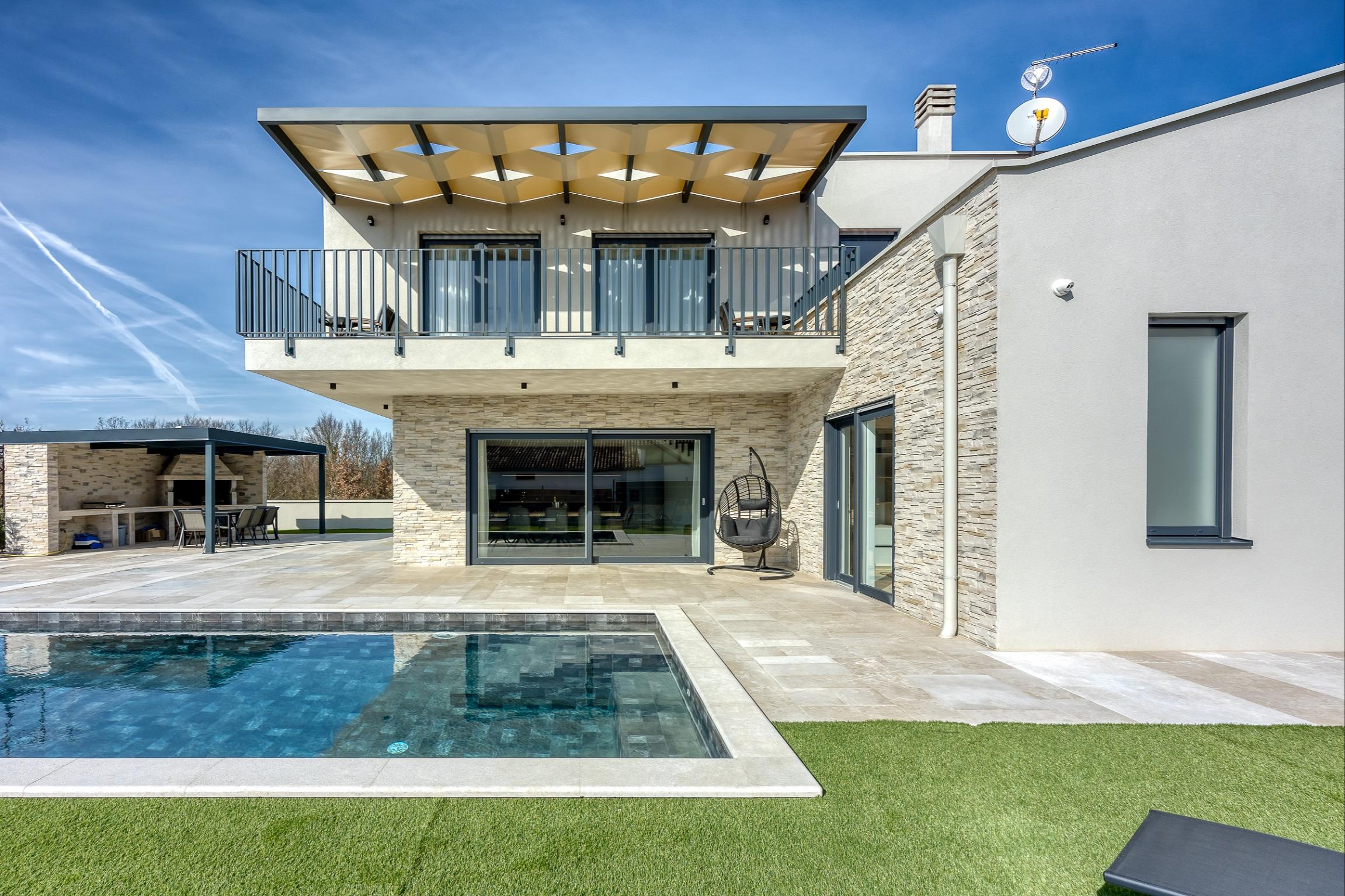 Neue moderne Familienvilla mit privatem Pool für 8 Personen