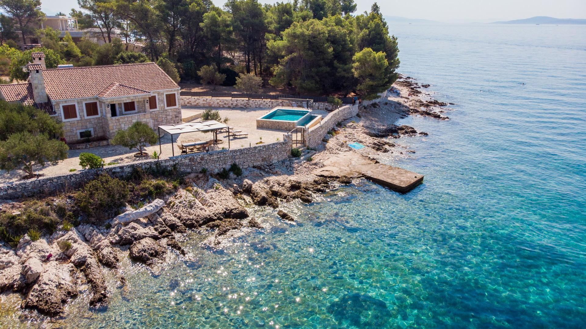 Beachside villa Ocean Dreams with pool