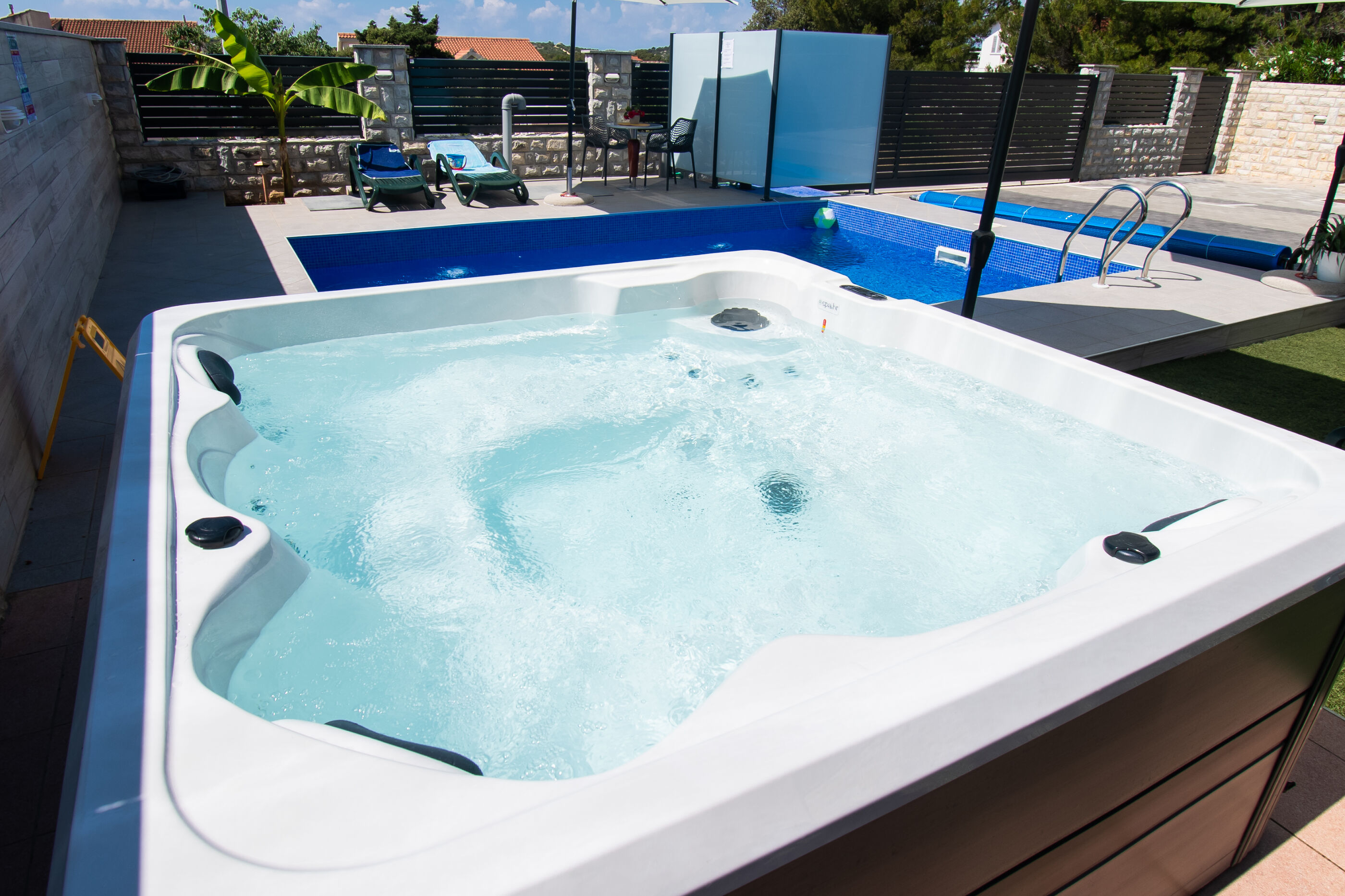 Wohnung im ersten Stock mit Swimmingpool und großem Grill