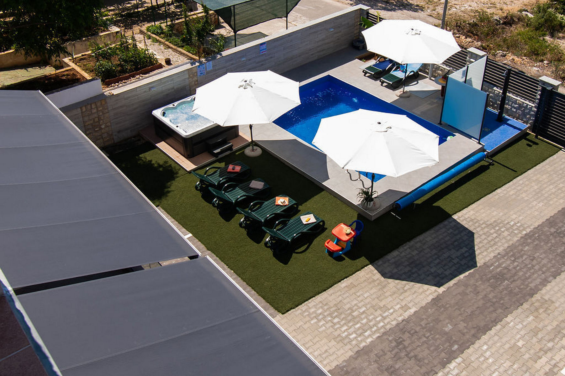 Modernes Apartment fur 4 mit Swimmingpool und großem Grill