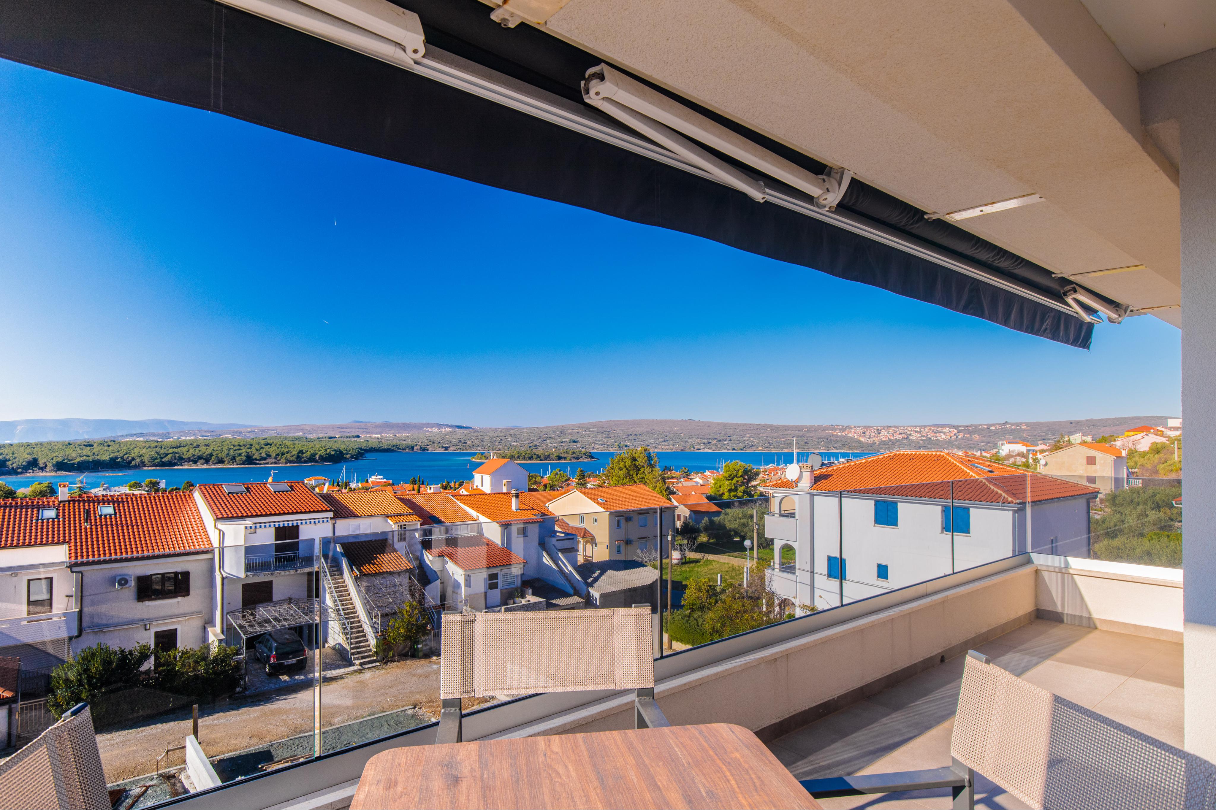 Modernes Apartment mit Balkon und Parkplatz