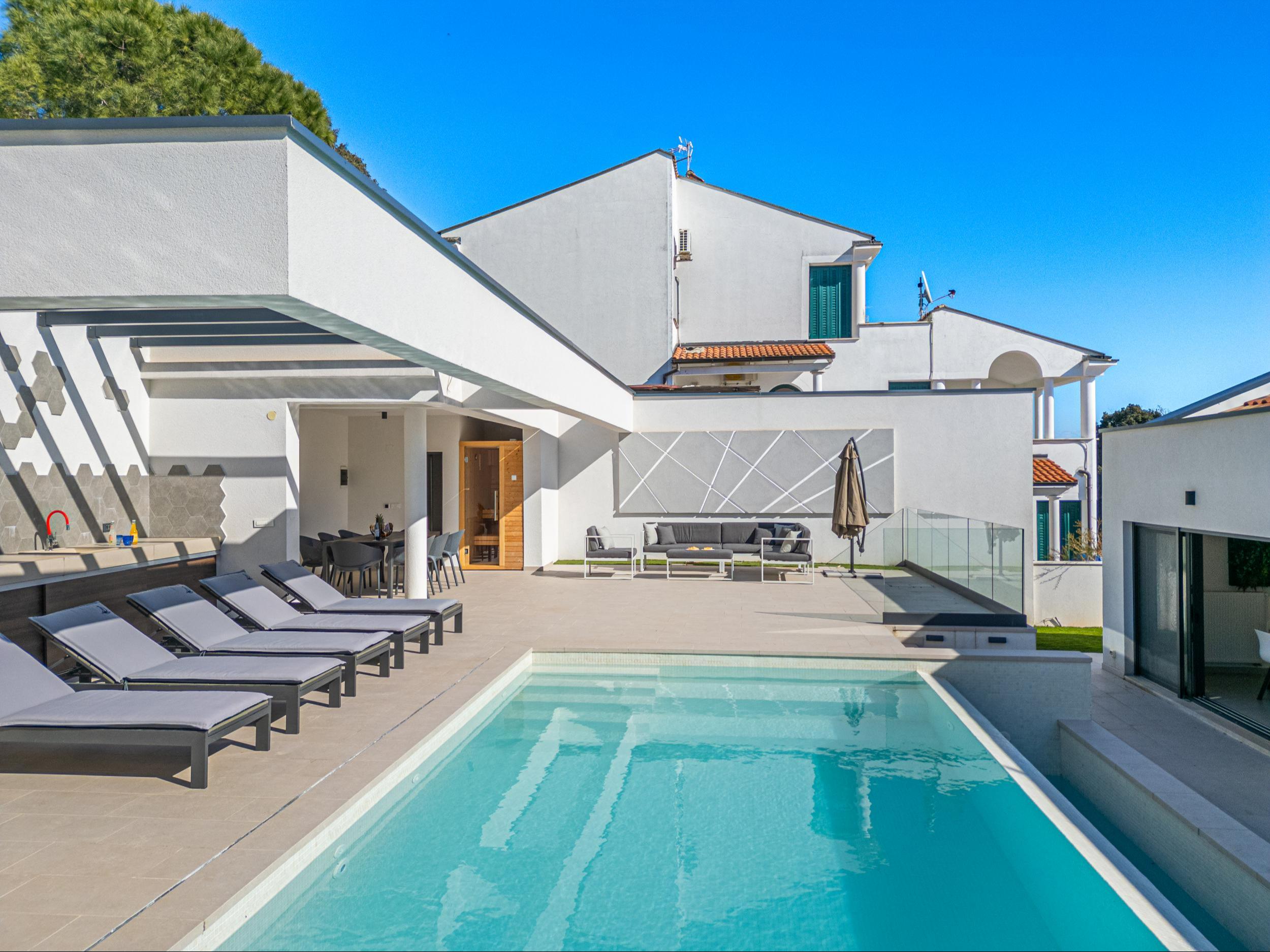 Villa mit Pool und Sauna 300 m vom Strand entfernt