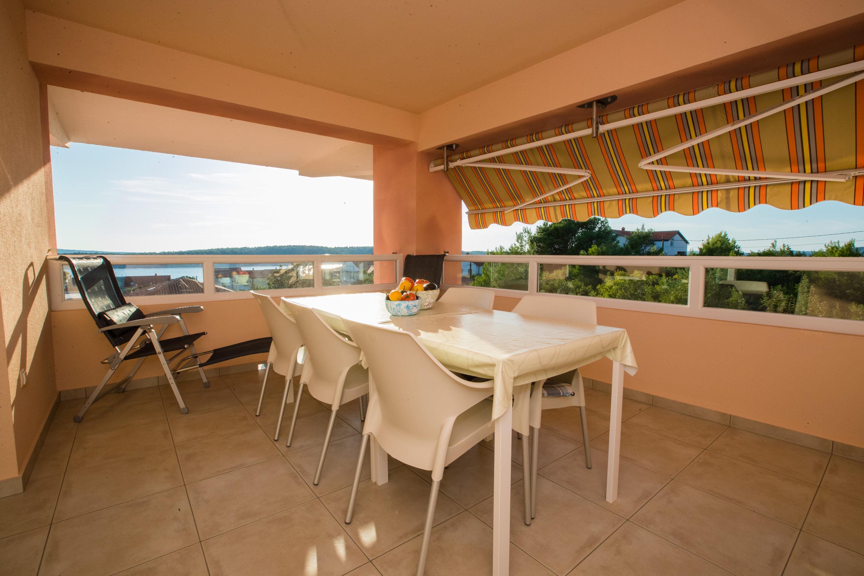 Strandnahe Fewo mit Balkon & Meerblick