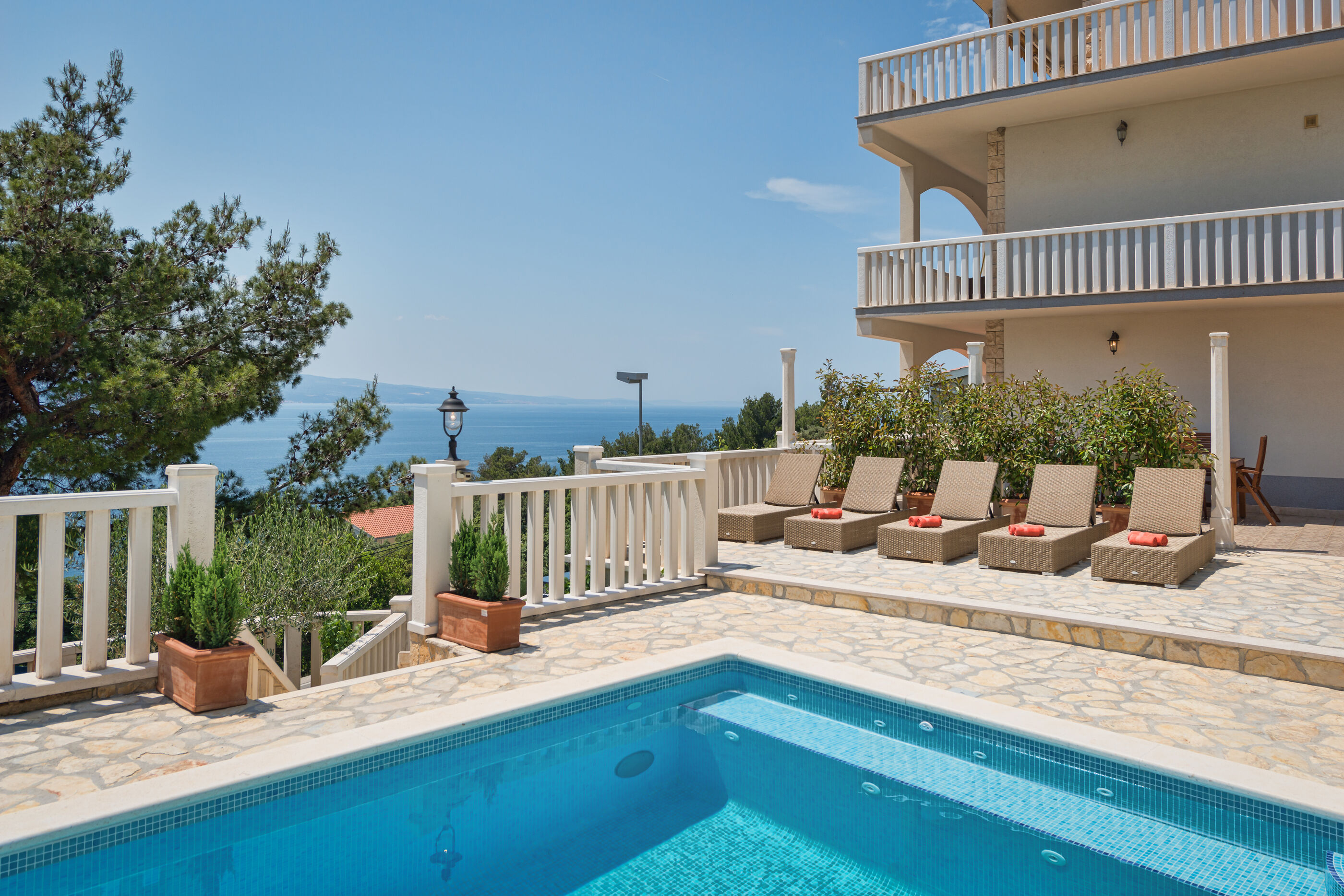 Herrliches Apartment mit geimansem  Pool und Meeresausblick
