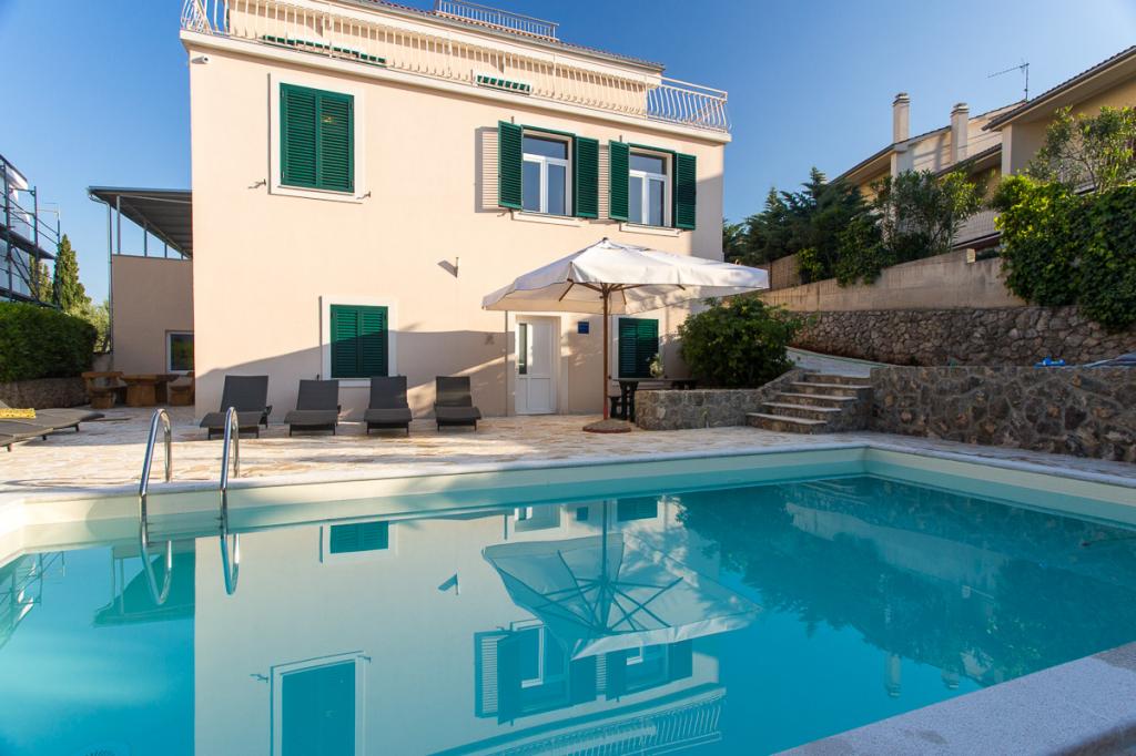 Moderne Dachgeschosswohnung mit Pool, Klima & Internet 