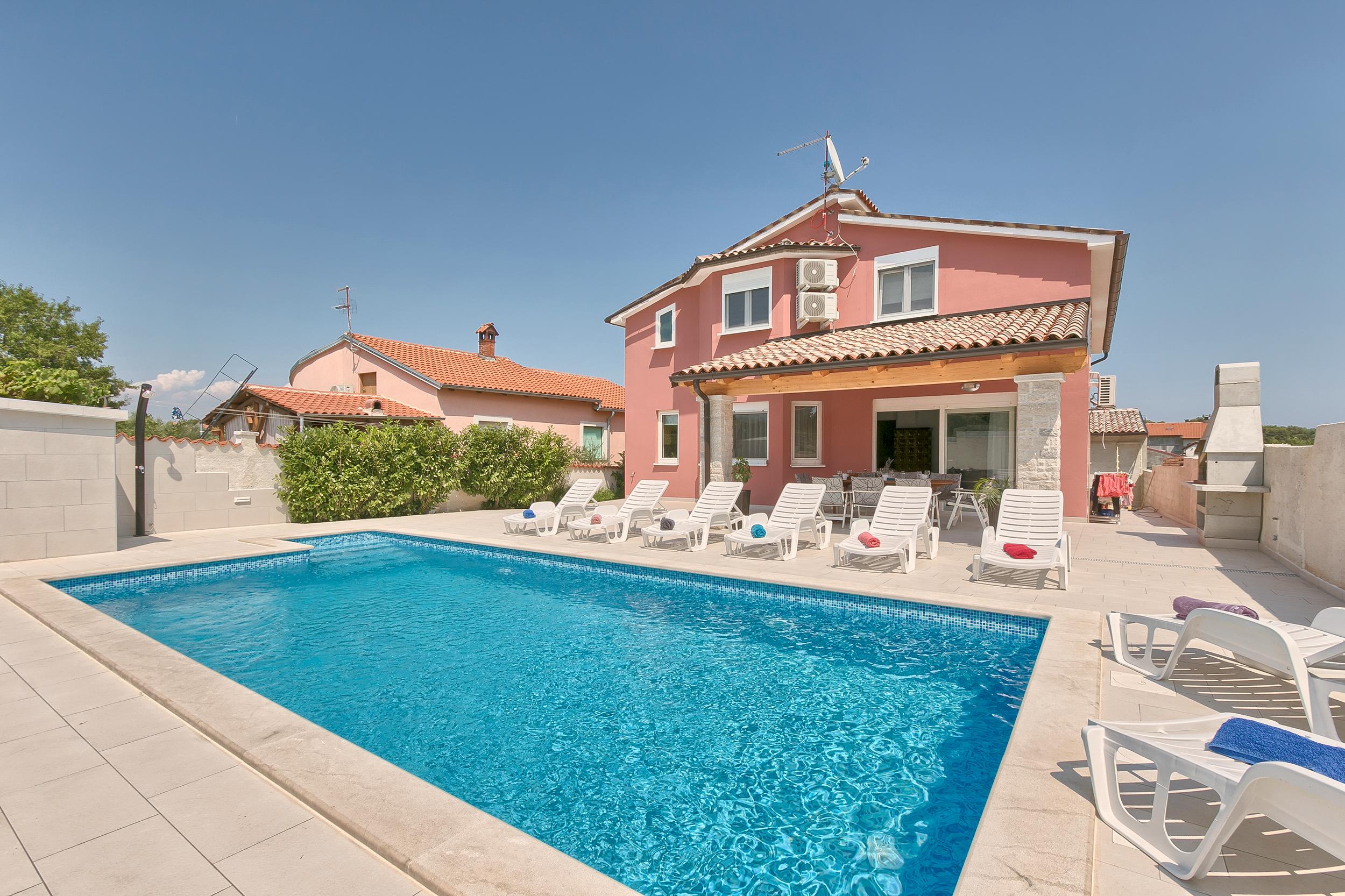 Villa mit Salzwasserpool & Terasse nahe der Stadt Pula