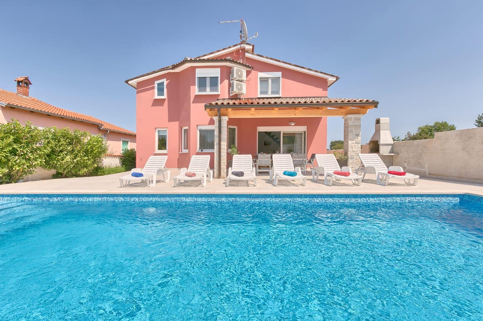 Villa mit Salzwasserpool & Terasse nahe der Stadt Pula