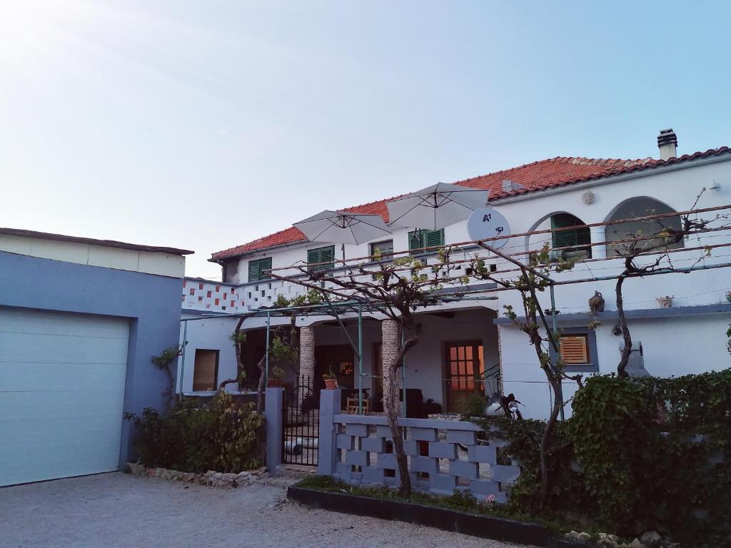 Gemütliches Ferienhaus in Pakostane mit Whirlpool