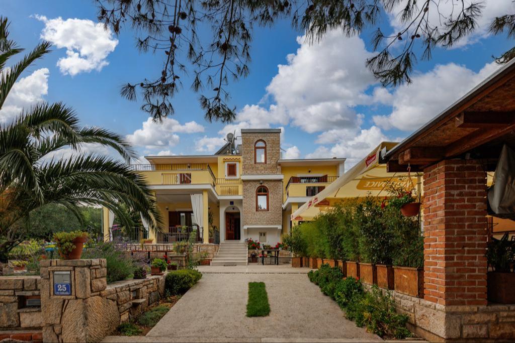 Studio mit Terrasse un Meerblick in Pridraga