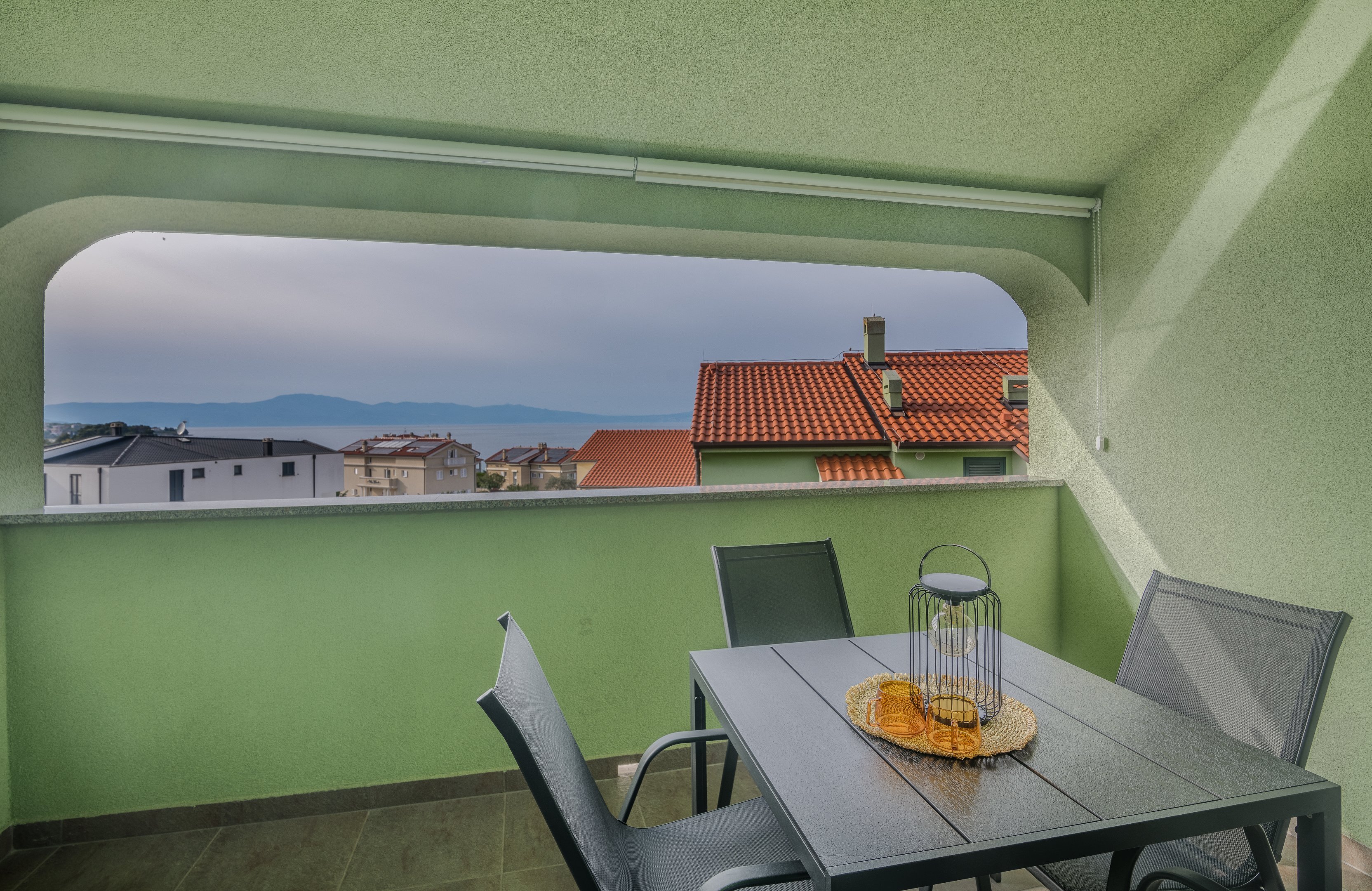 Modernes Apartment mit Balkon und Meerblick