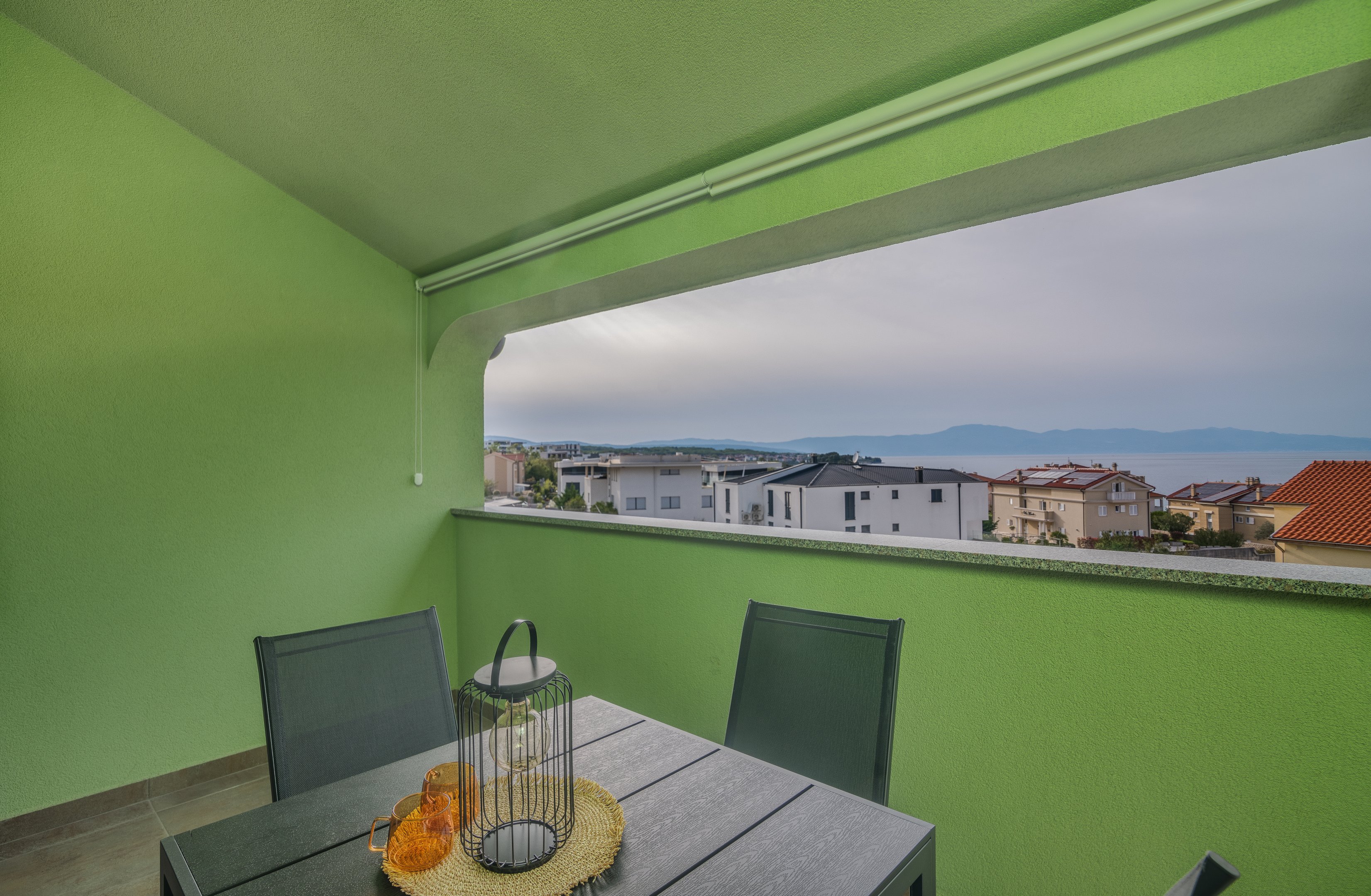 Modernes Apartment mit Balkon und Meerblick