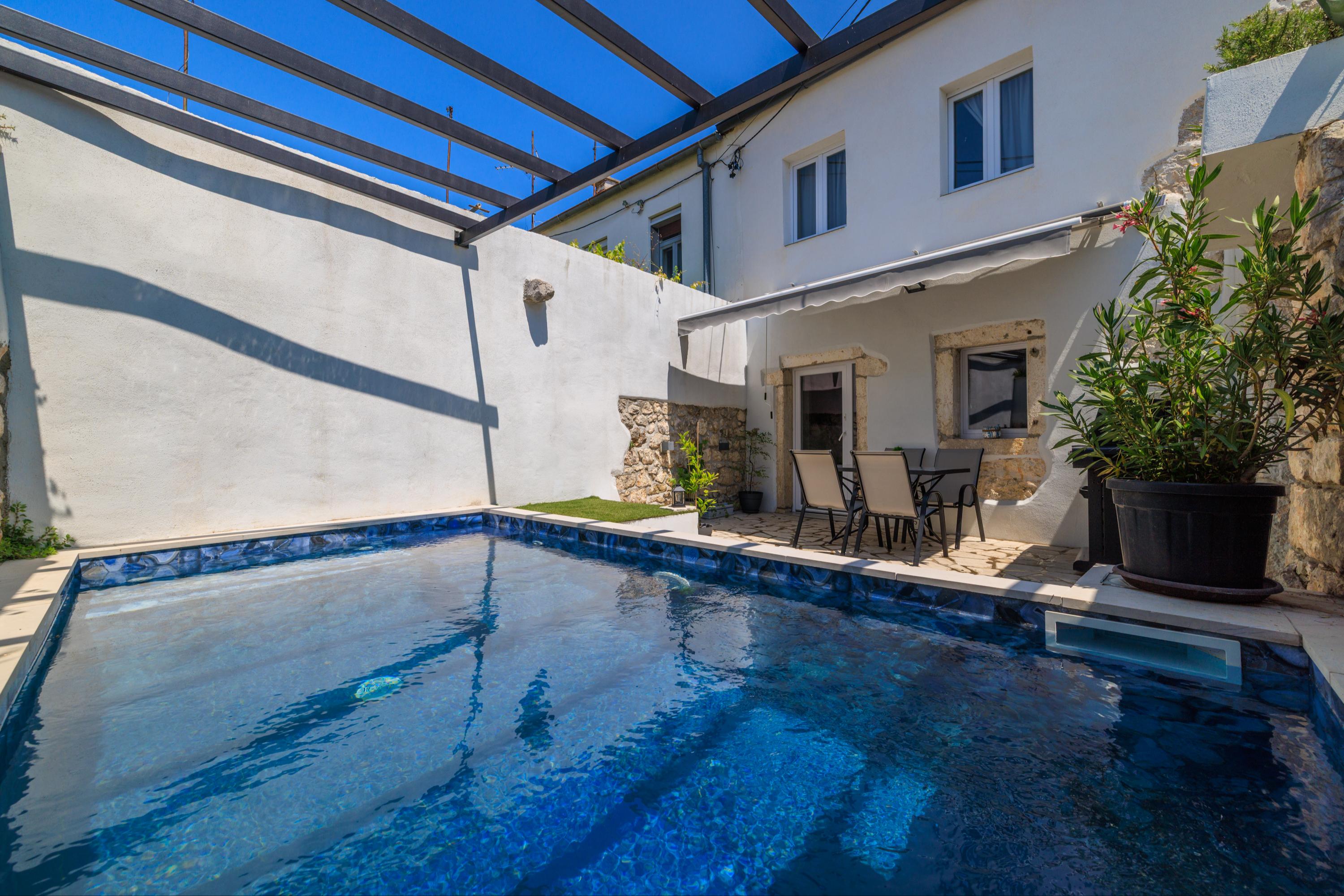 Idylisches Ferienhaus mit Swimmingpool, Klima, Internet