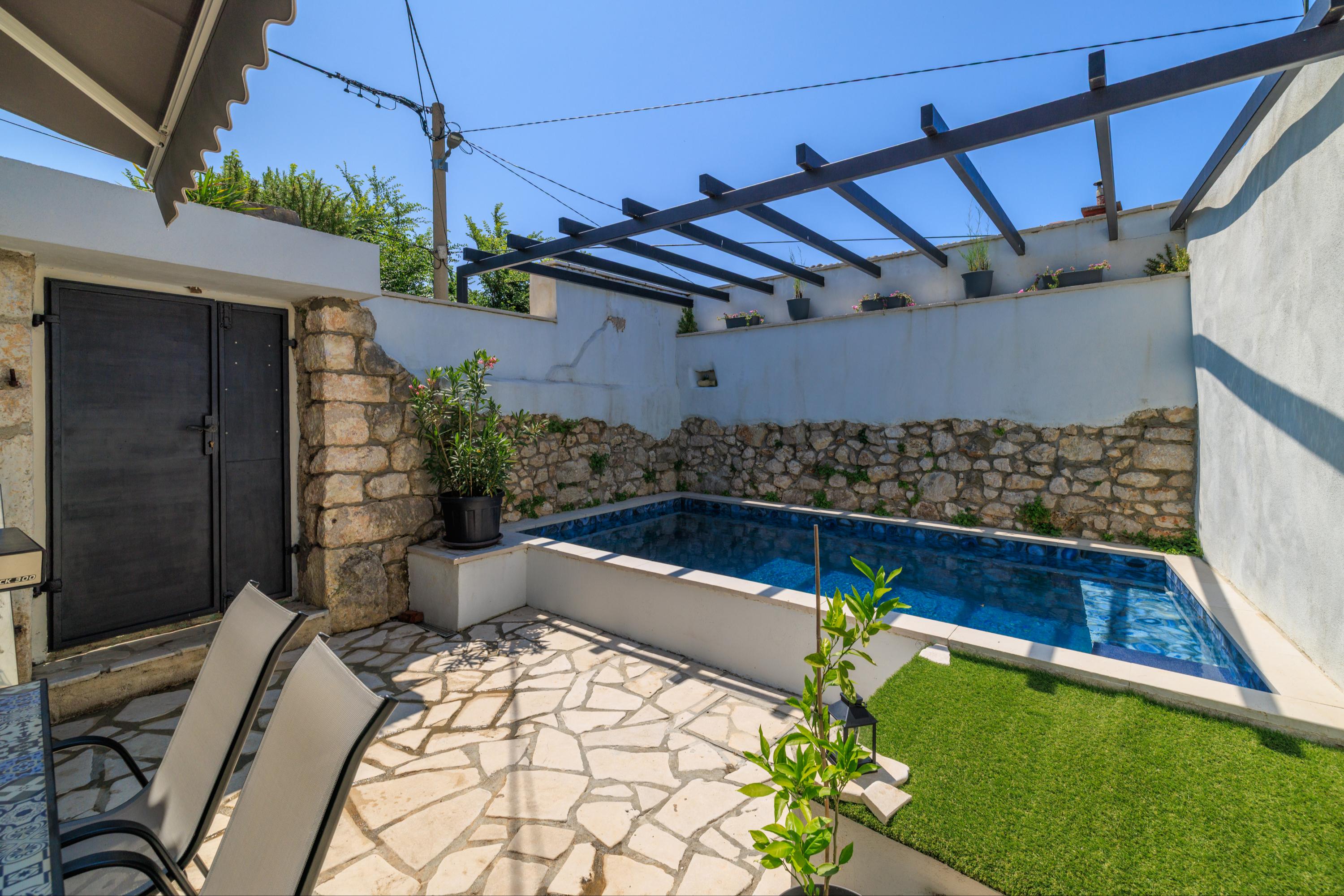 Idylisches Ferienhaus mit Swimmingpool, Klima, Internet