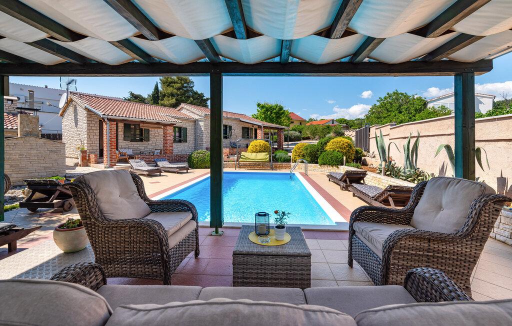 Hübsche Villa mit Swimmingpool in Posedarje