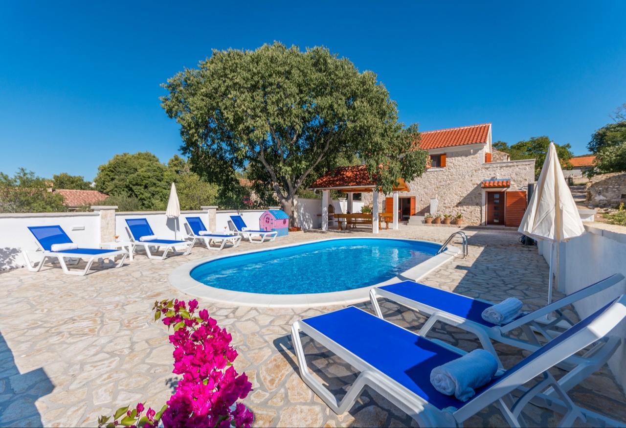 Villa mit beheiztem Pool
