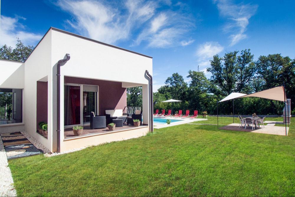 Wunderschöne Villa mit großzügigen Garten, Pool & Grill