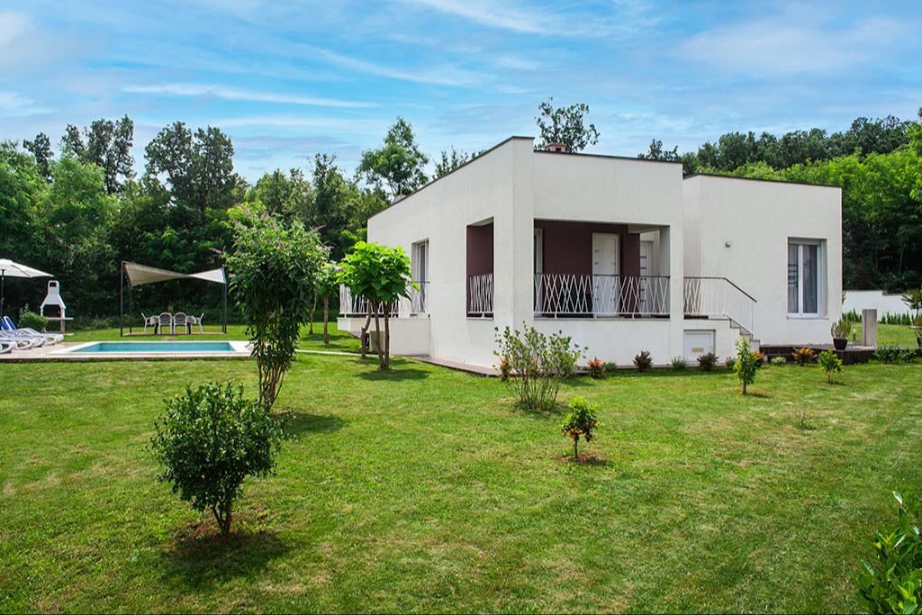 Wunderschöne Villa mit großzügigen Garten, Pool & Grill