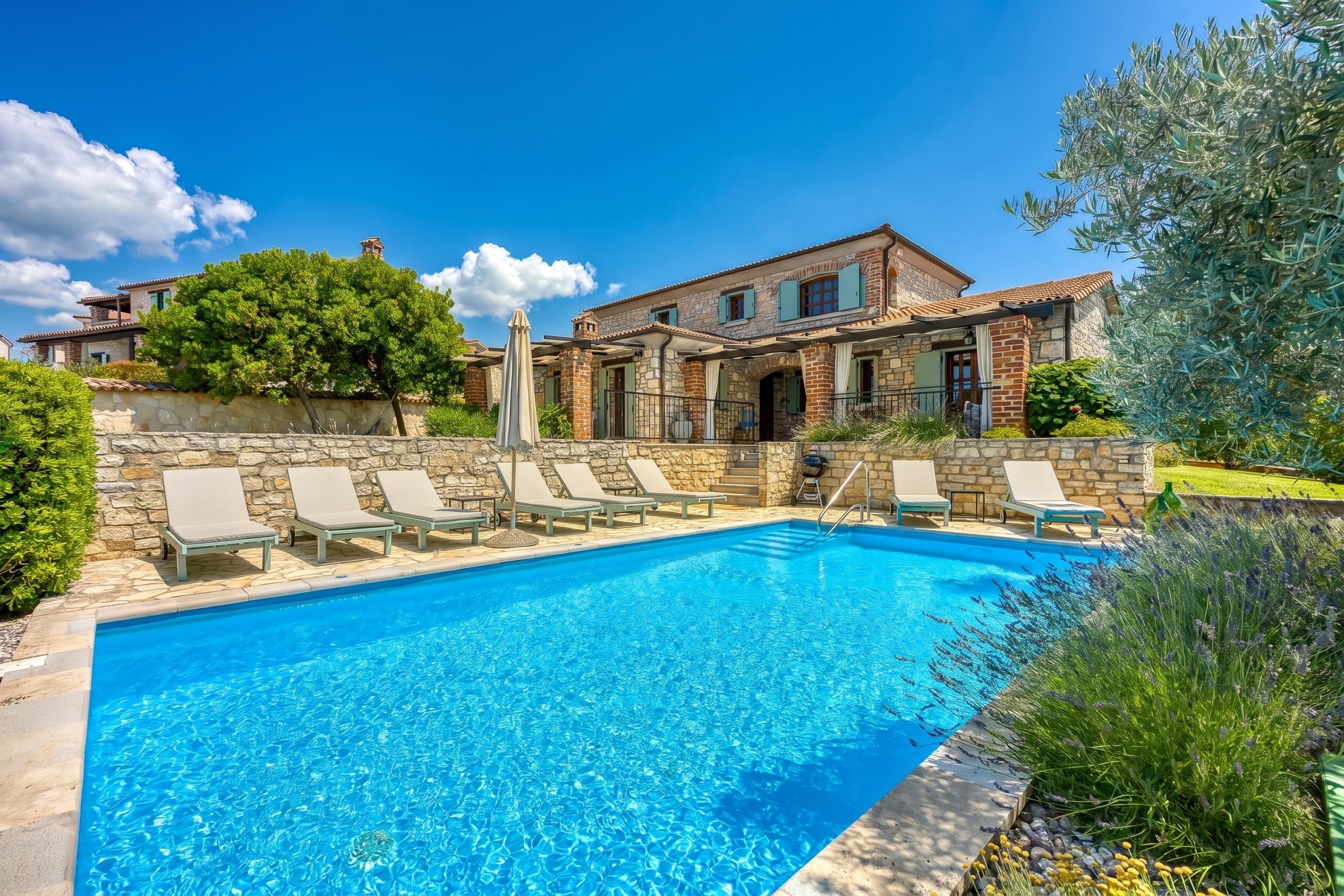 Vila mit Pool in ruhige und abgeschiedene Oase