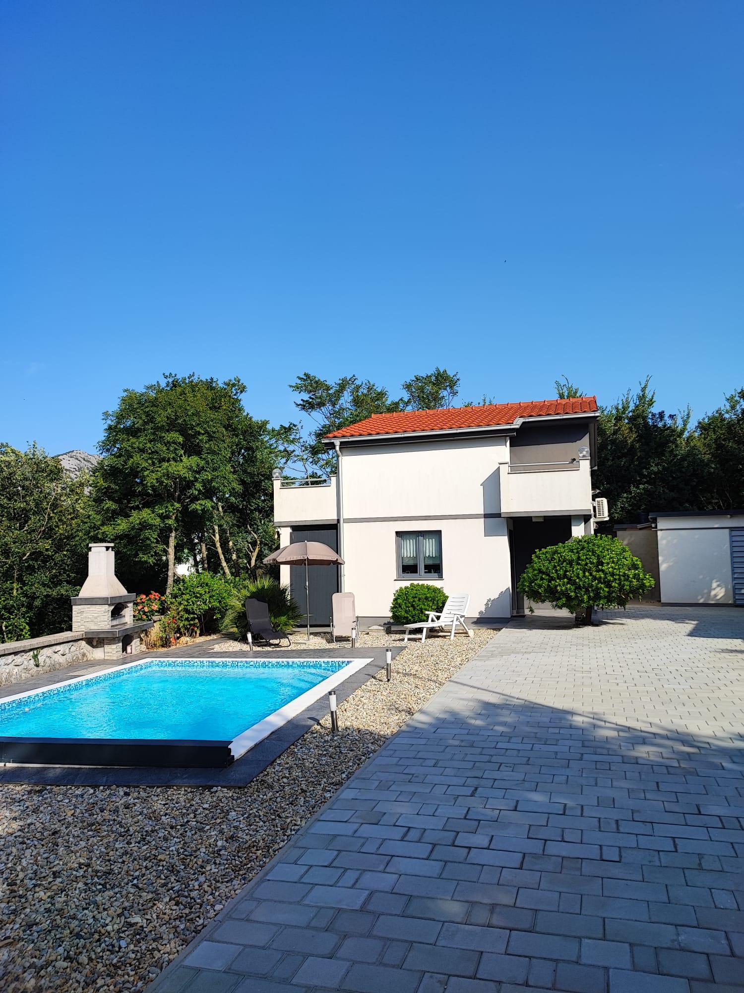 Moderne, gut ausgestattete Villa in ruhiger Lage mit Pool