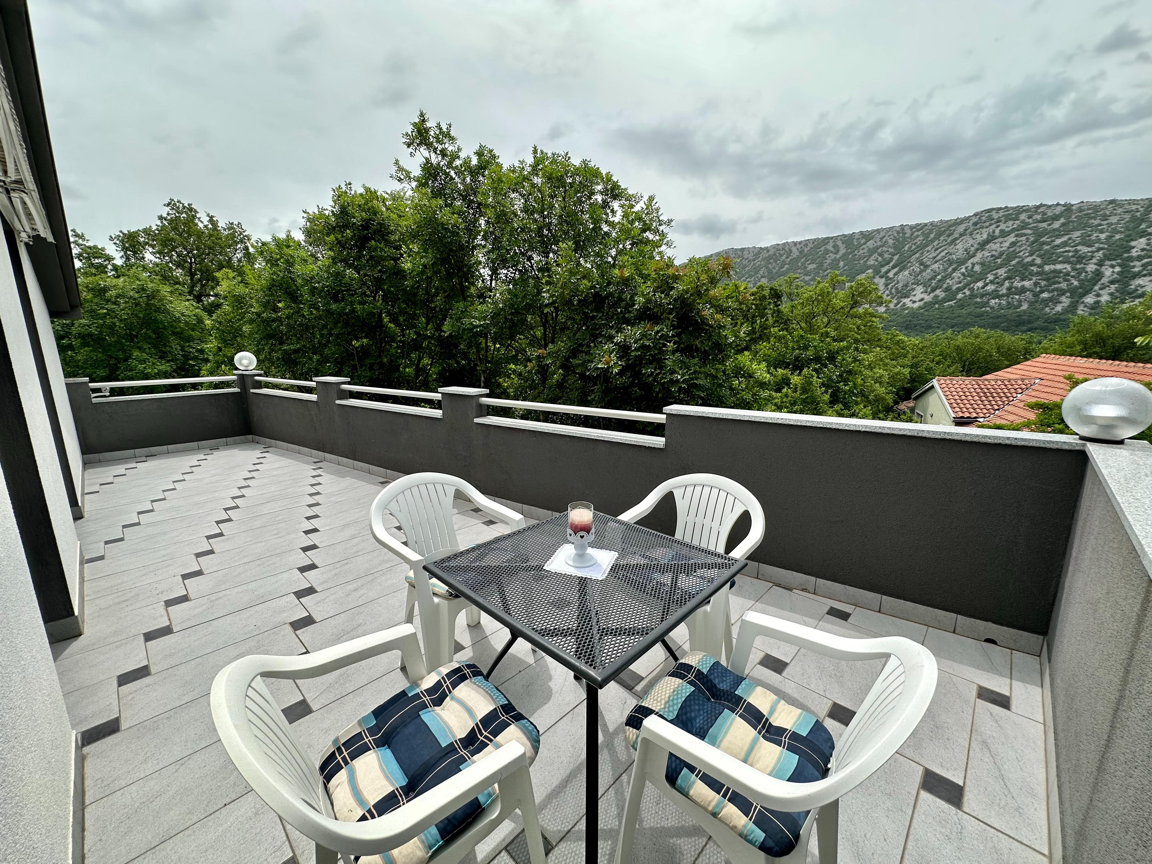 Moderne, gut ausgestattete Villa in ruhiger Lage mit Pool