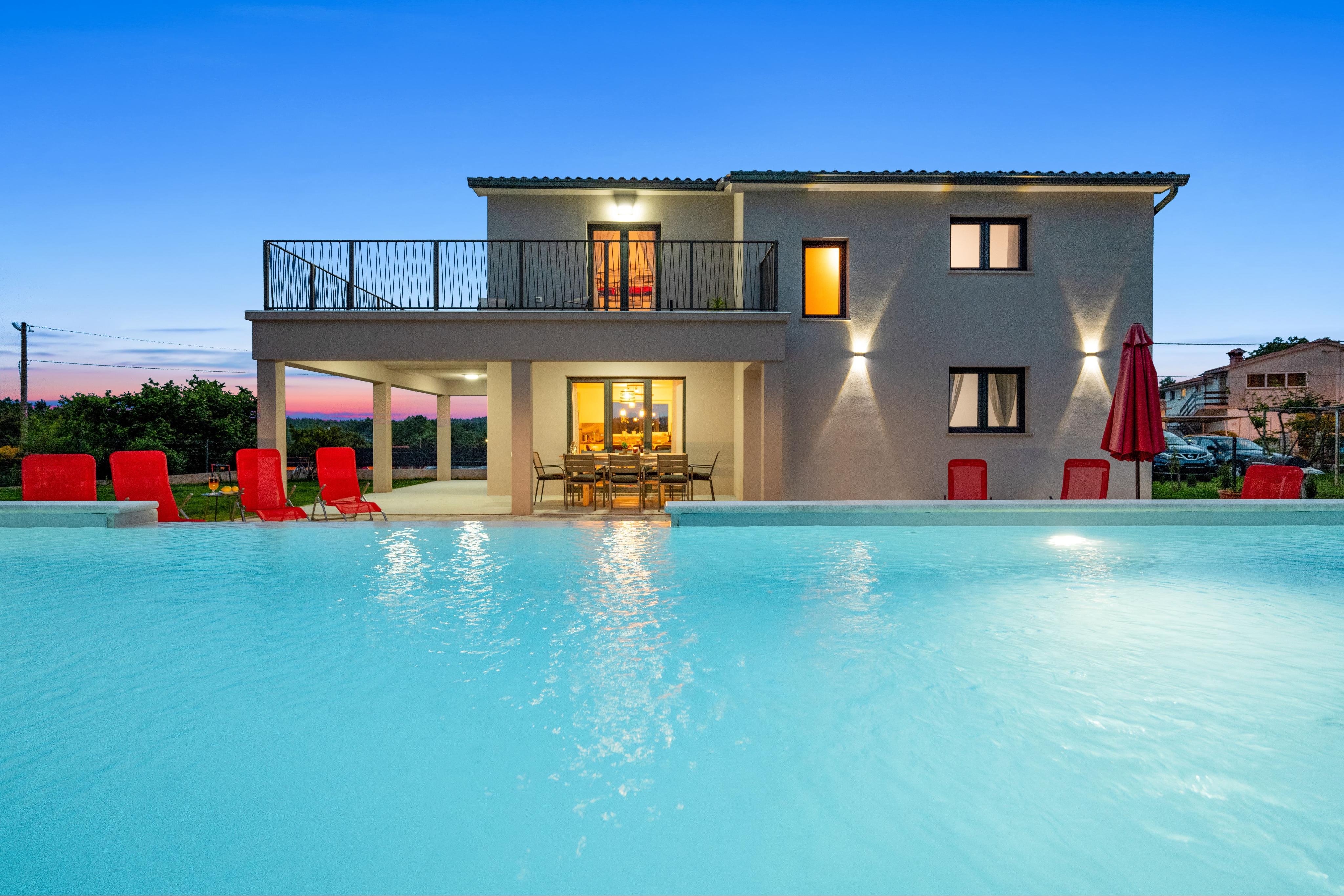 Villa mit grandiosem Pool und Garten