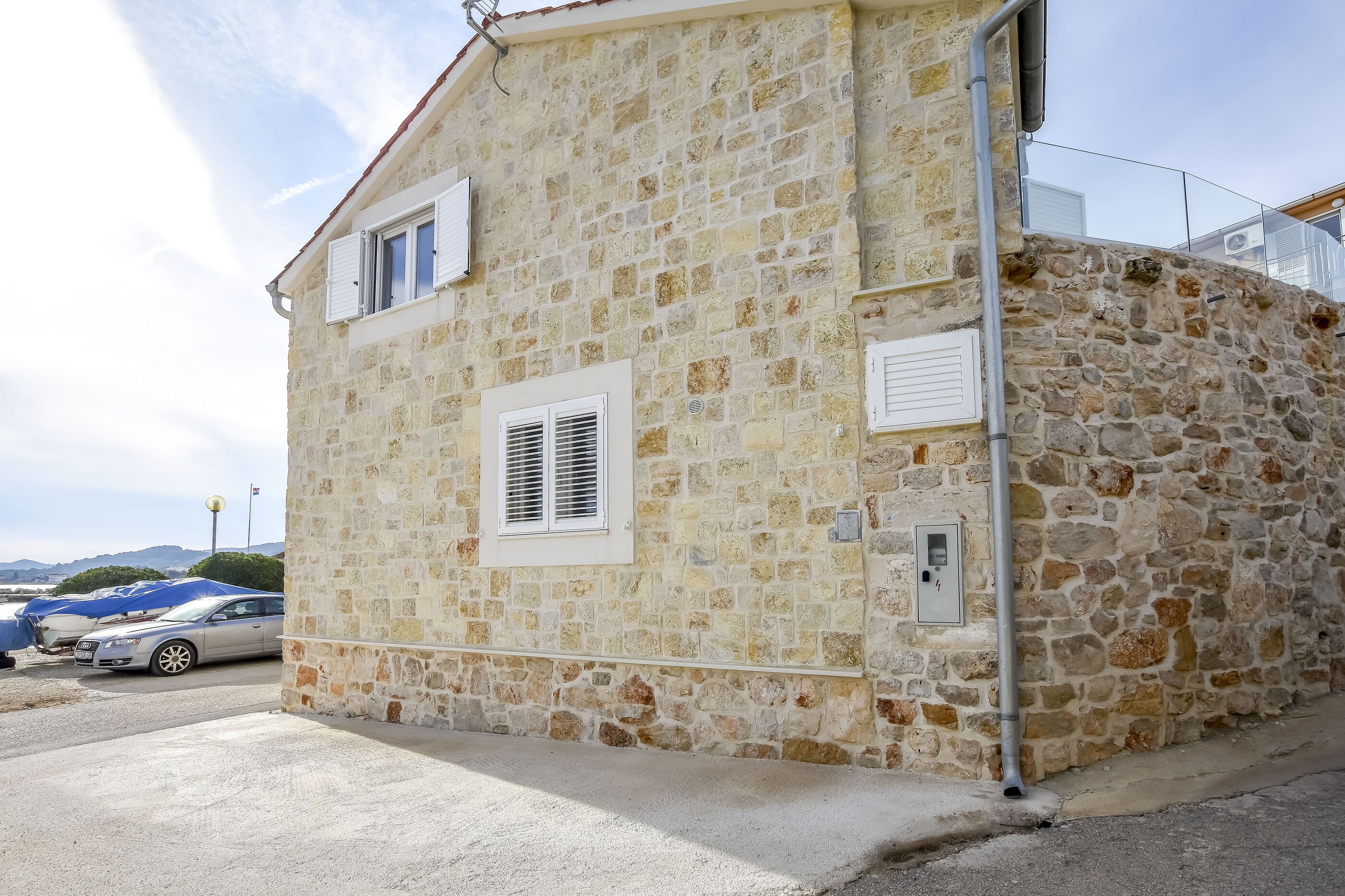 Dalmatinisches Steinhaus, erste Reihe zum Meer