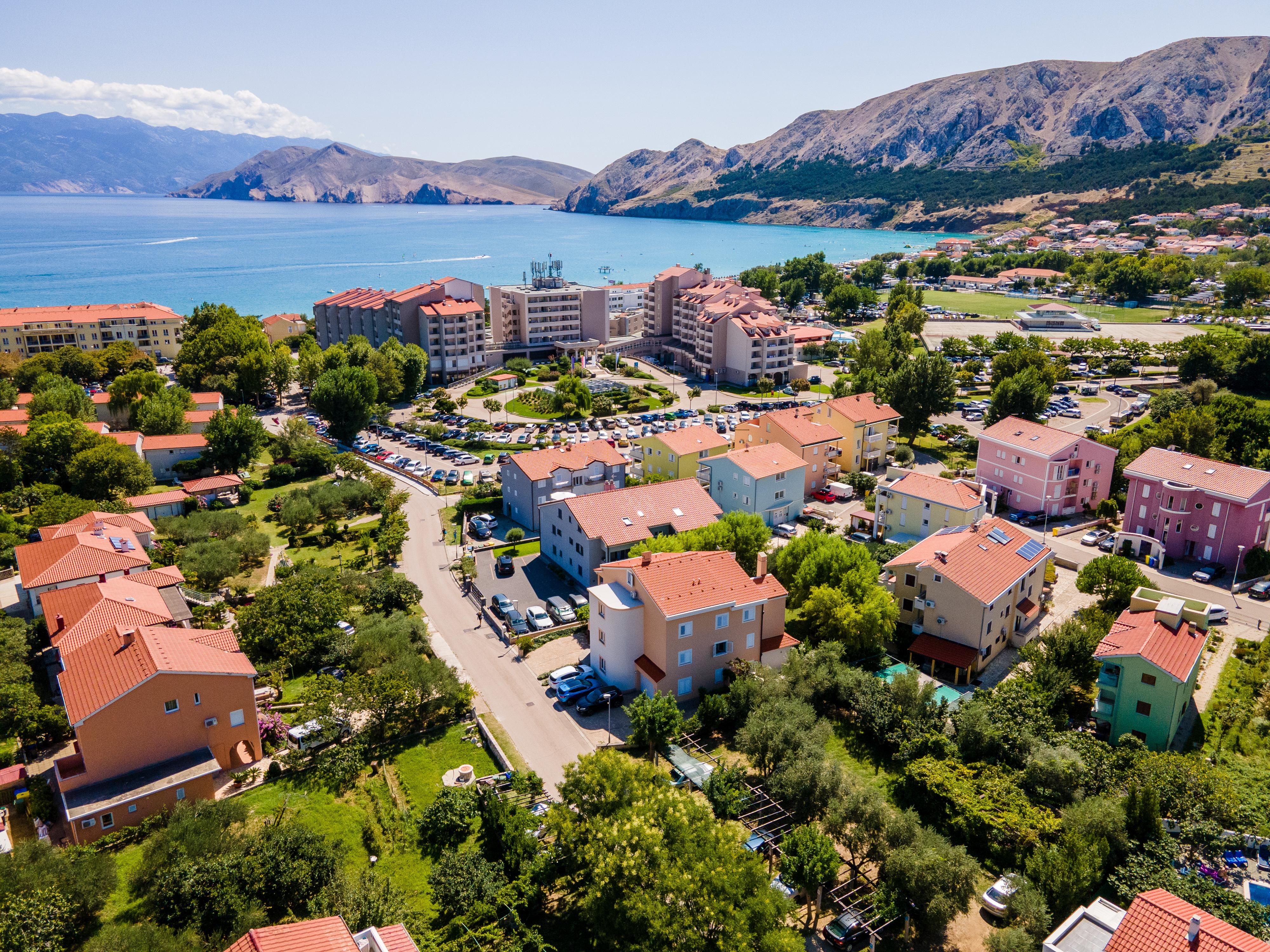 Ferienunterkunft im Ort Baska - mit Klima, TV, Internet + Garten
