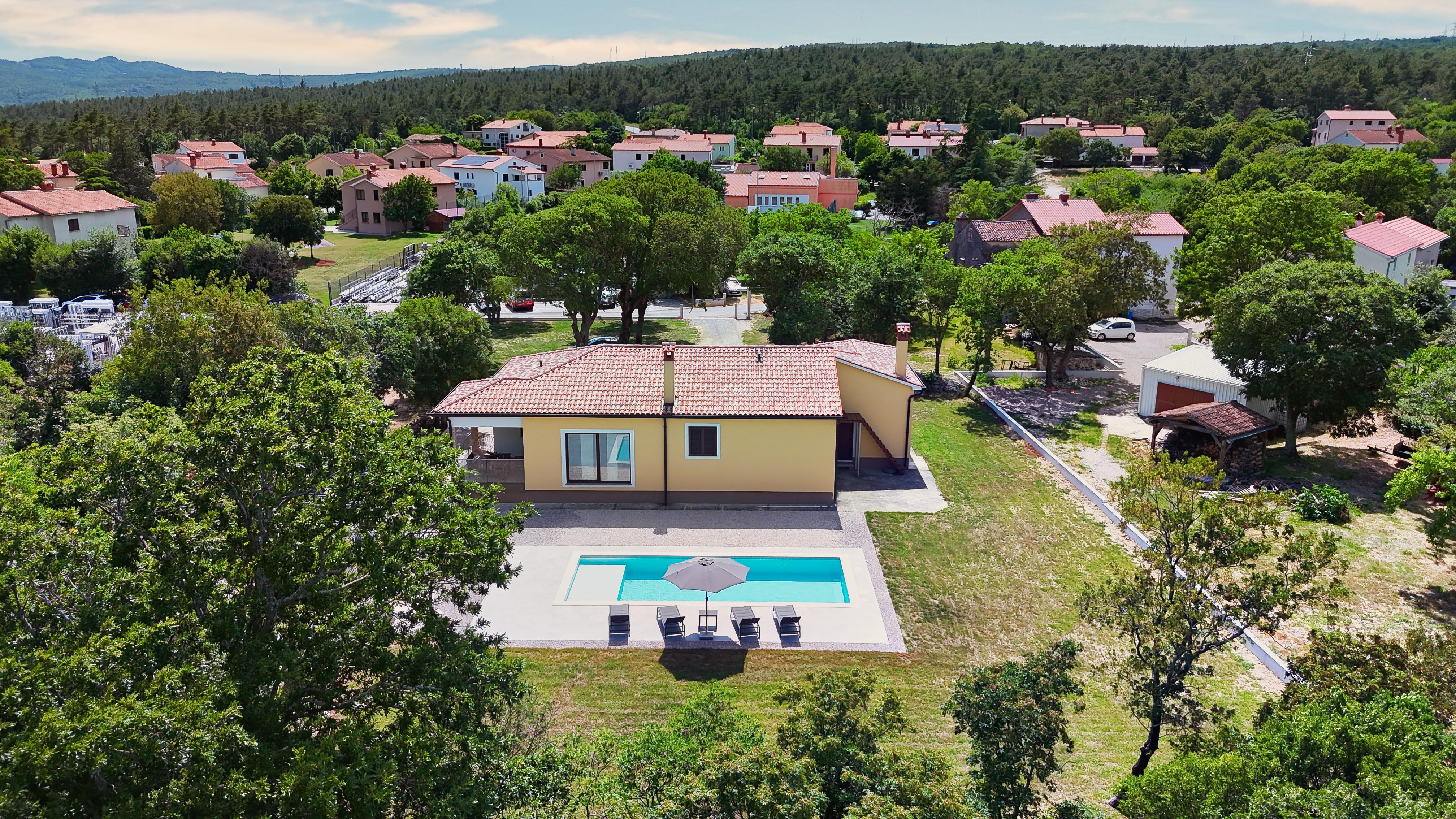 schöner Neubau Bungalow mit privatem Pool
