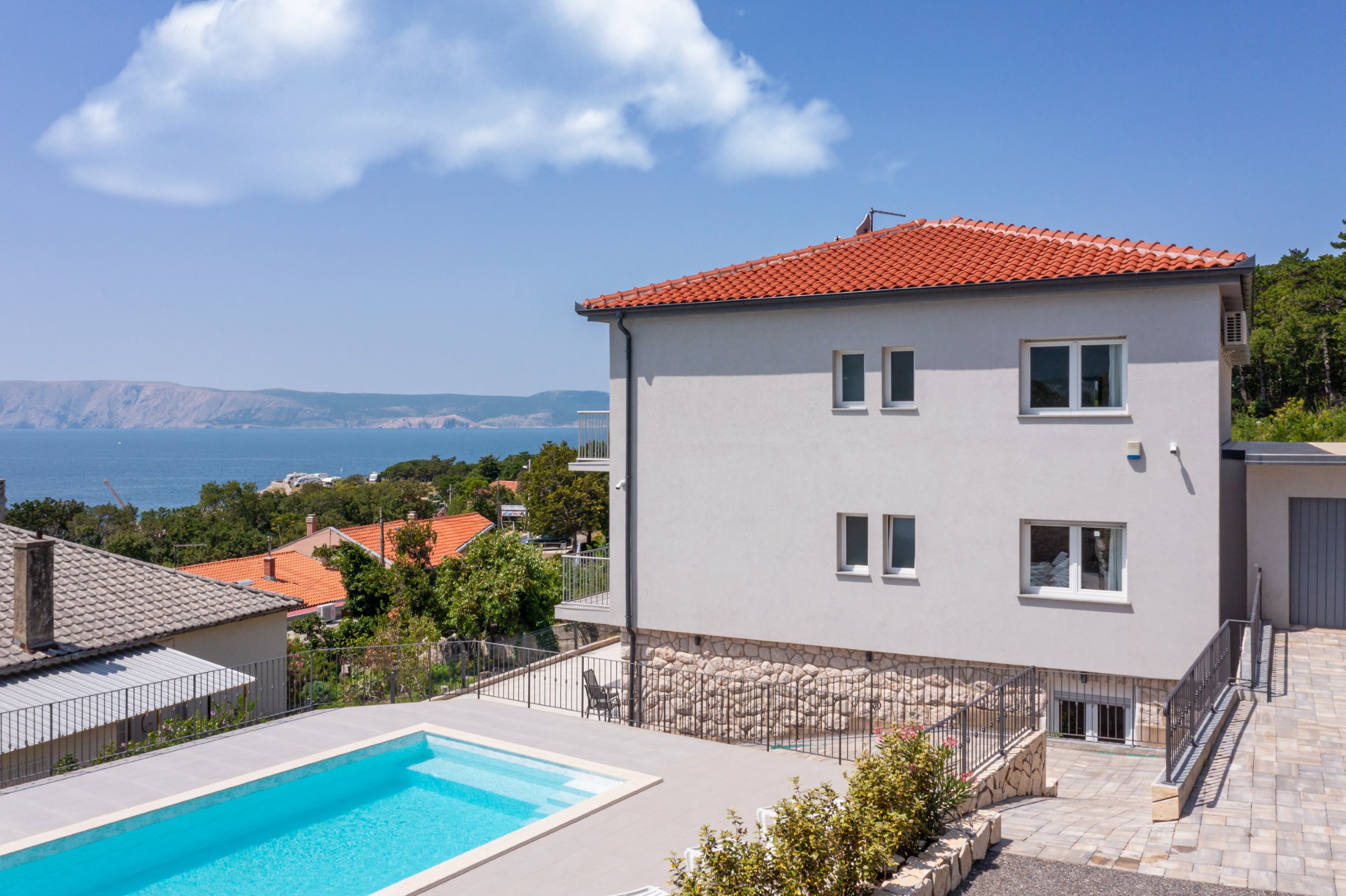 Villa mit Pool für bis zu 16 Personen nur 50m vom Meer entfernt