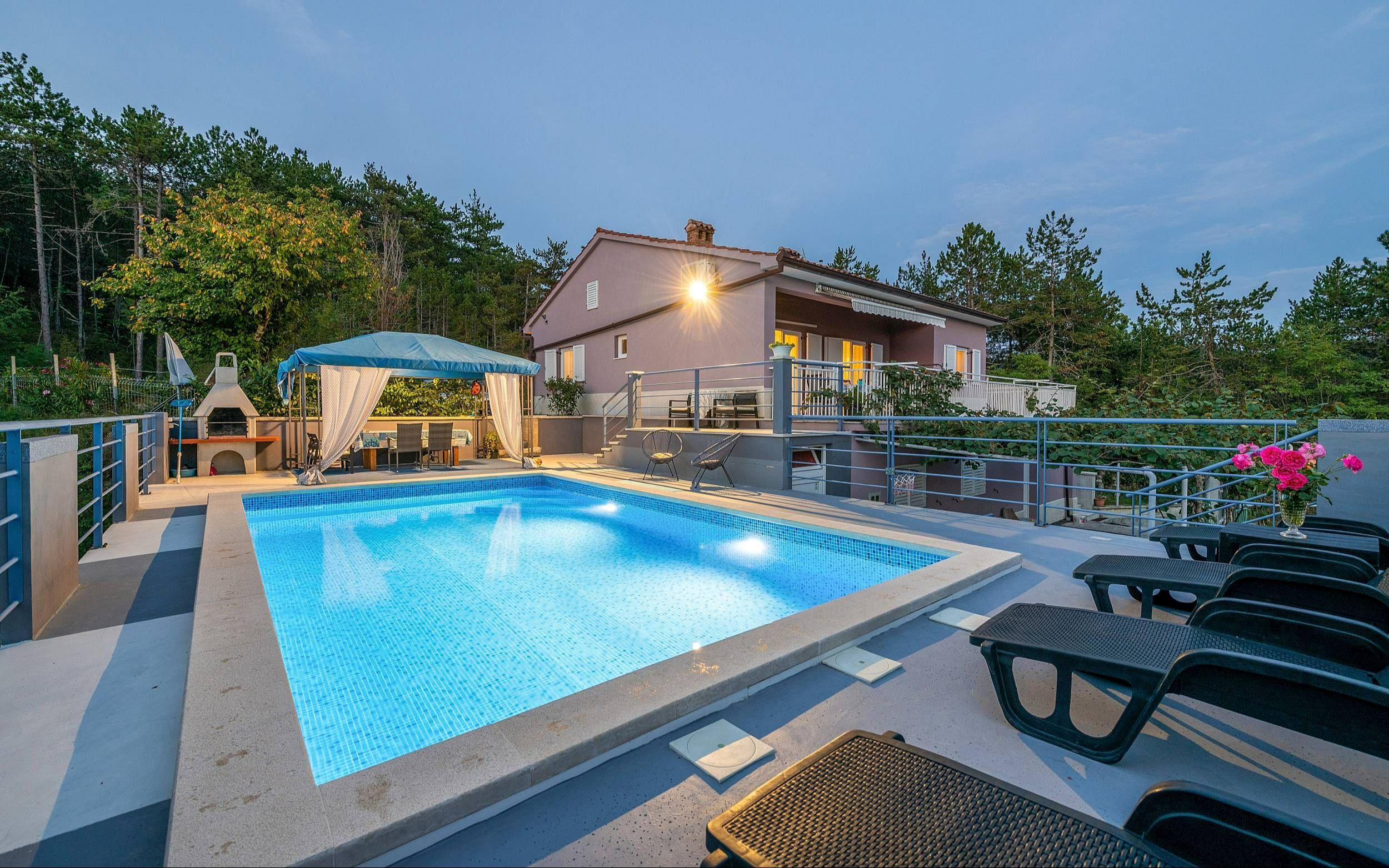 Private Villa mit 4 Schlafzimmern, Pool und Grill