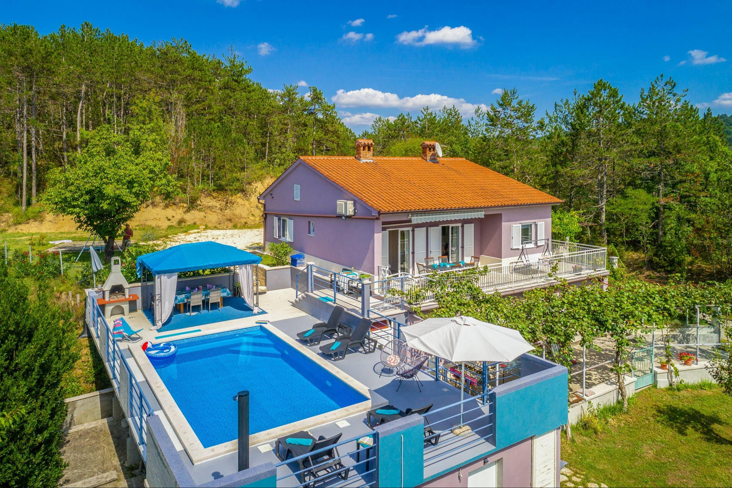Private Villa mit 4 Schlafzimmern, Pool und Grill